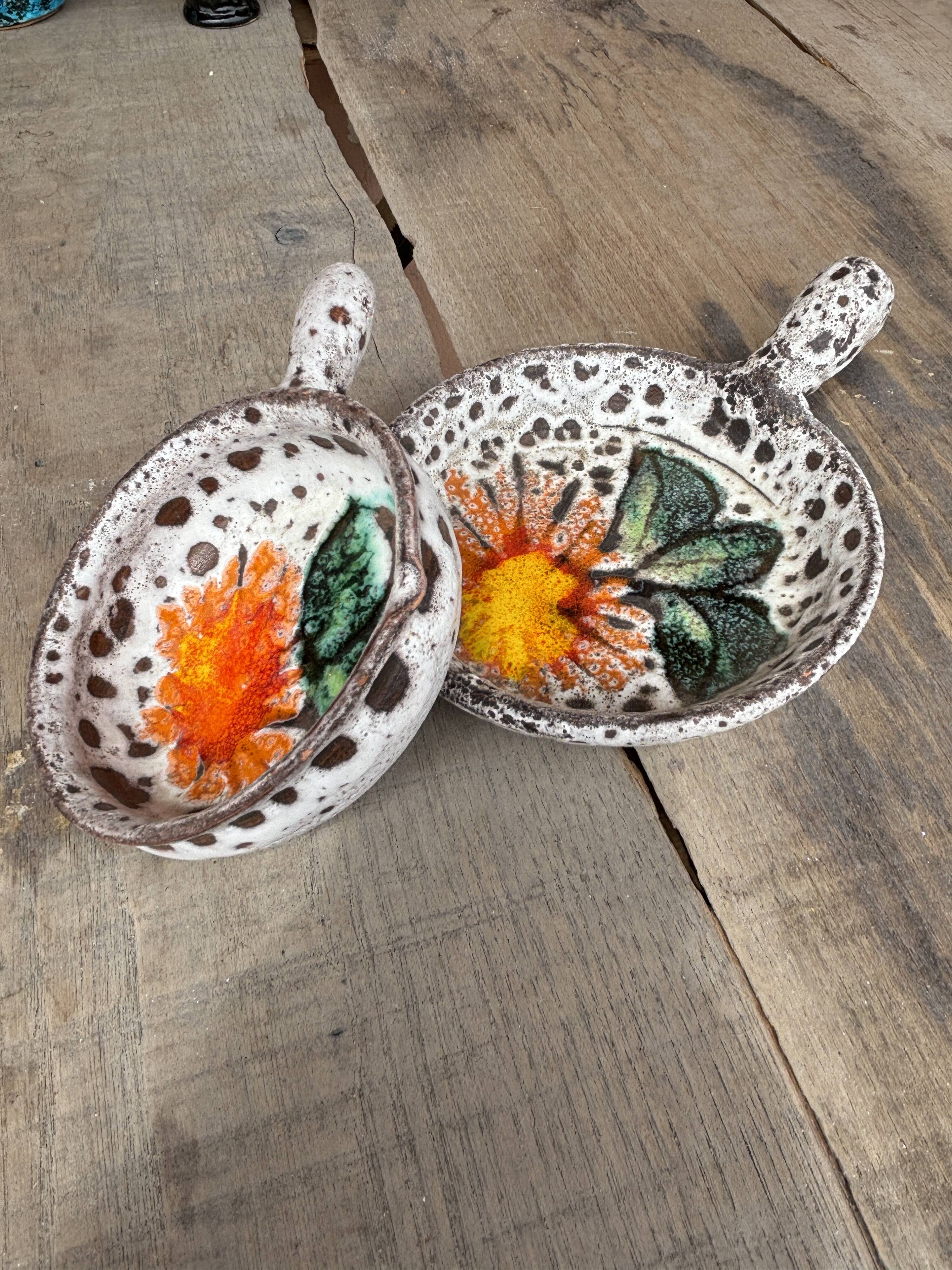 Set of 2 La Roue Vallauris pans – vintage ceramic with floral decoration