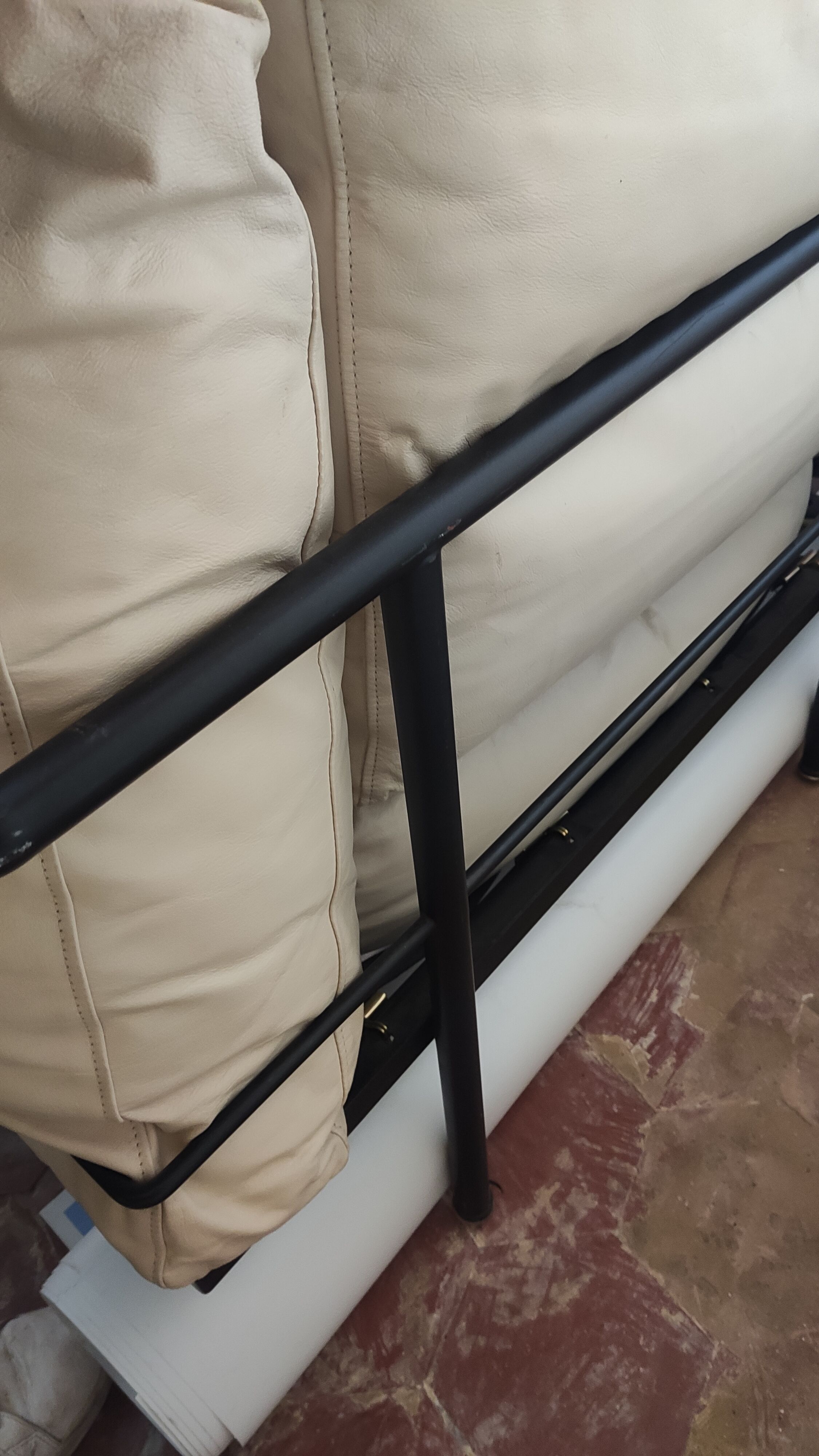 2-seater beige leather black metal frames