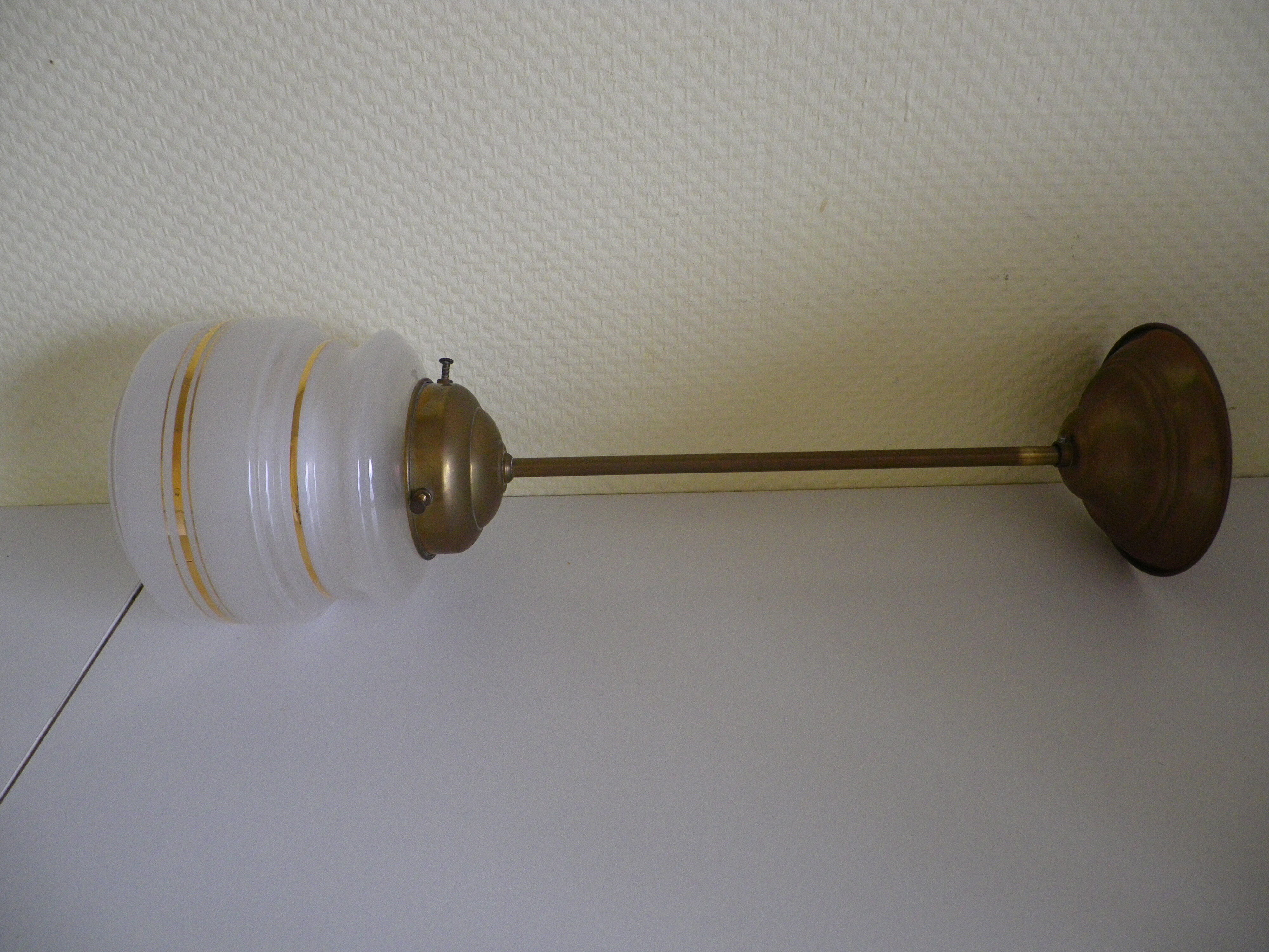Suspension in brass and opaline country based 1960s/1970s
