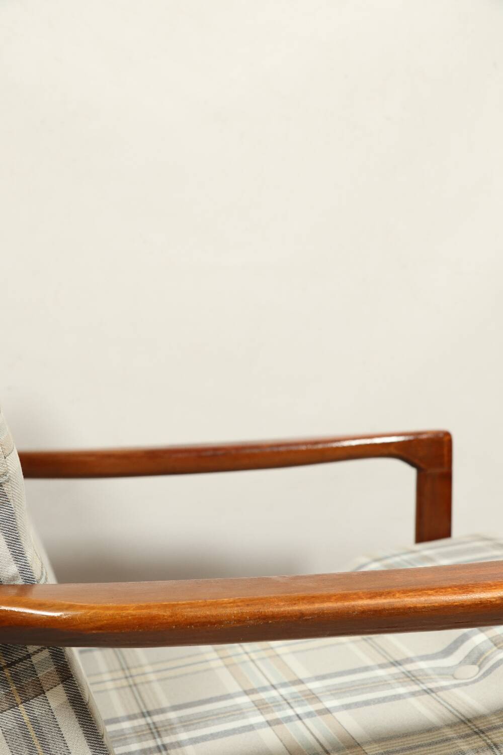 Fauteuil vintage, coussins à carreaux neufs, état d'origine du bois des années 1970