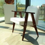 Fauteuil vintage Boucle Blanche par J. Chierowski n°366, 1960, Pologne Rénové en Bois de Hêtre Foncé