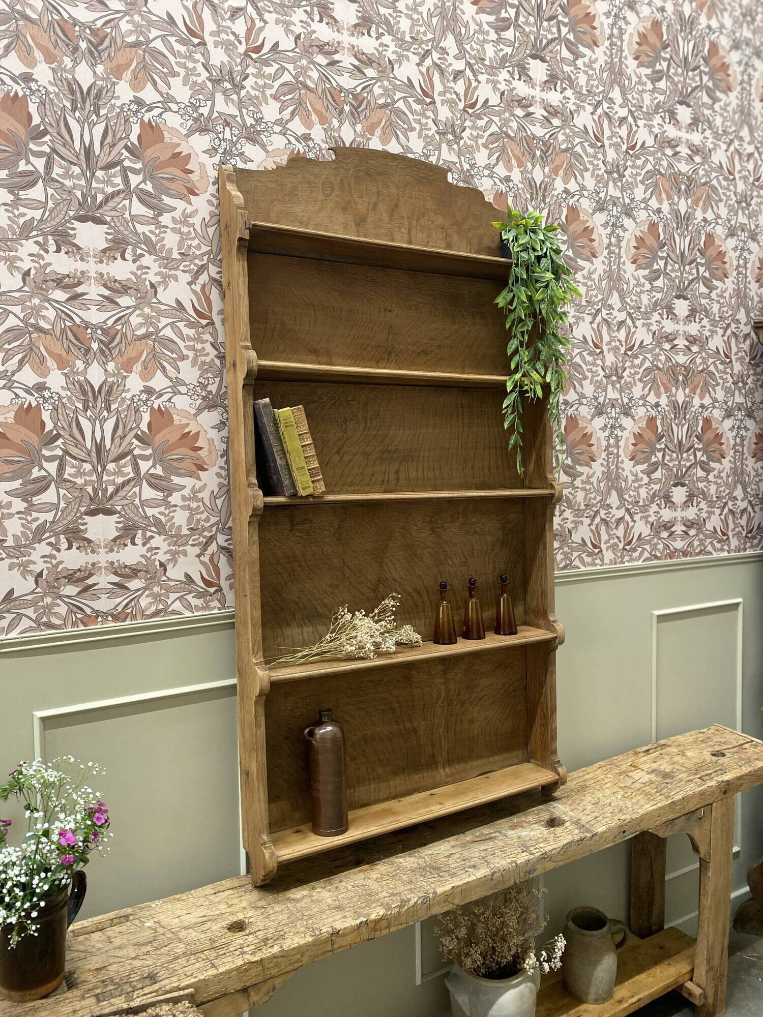 Wall shelf in oak