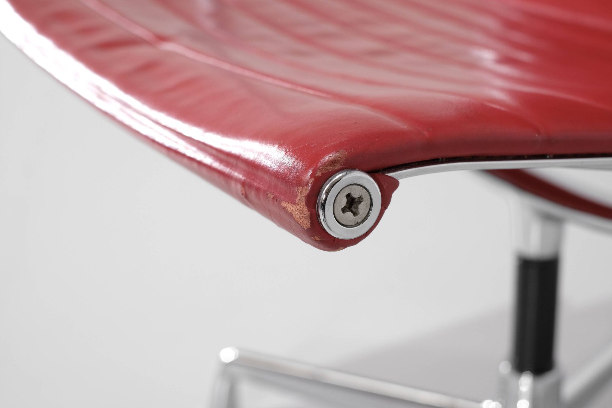 Fauteuil " EA 108 " en cuir rouge, conçu par Charles Ray Eames pour Vitra,