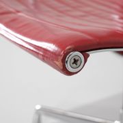Fauteuil " EA 108 " en cuir rouge, conçu par Charles Ray Eames pour Vitra,