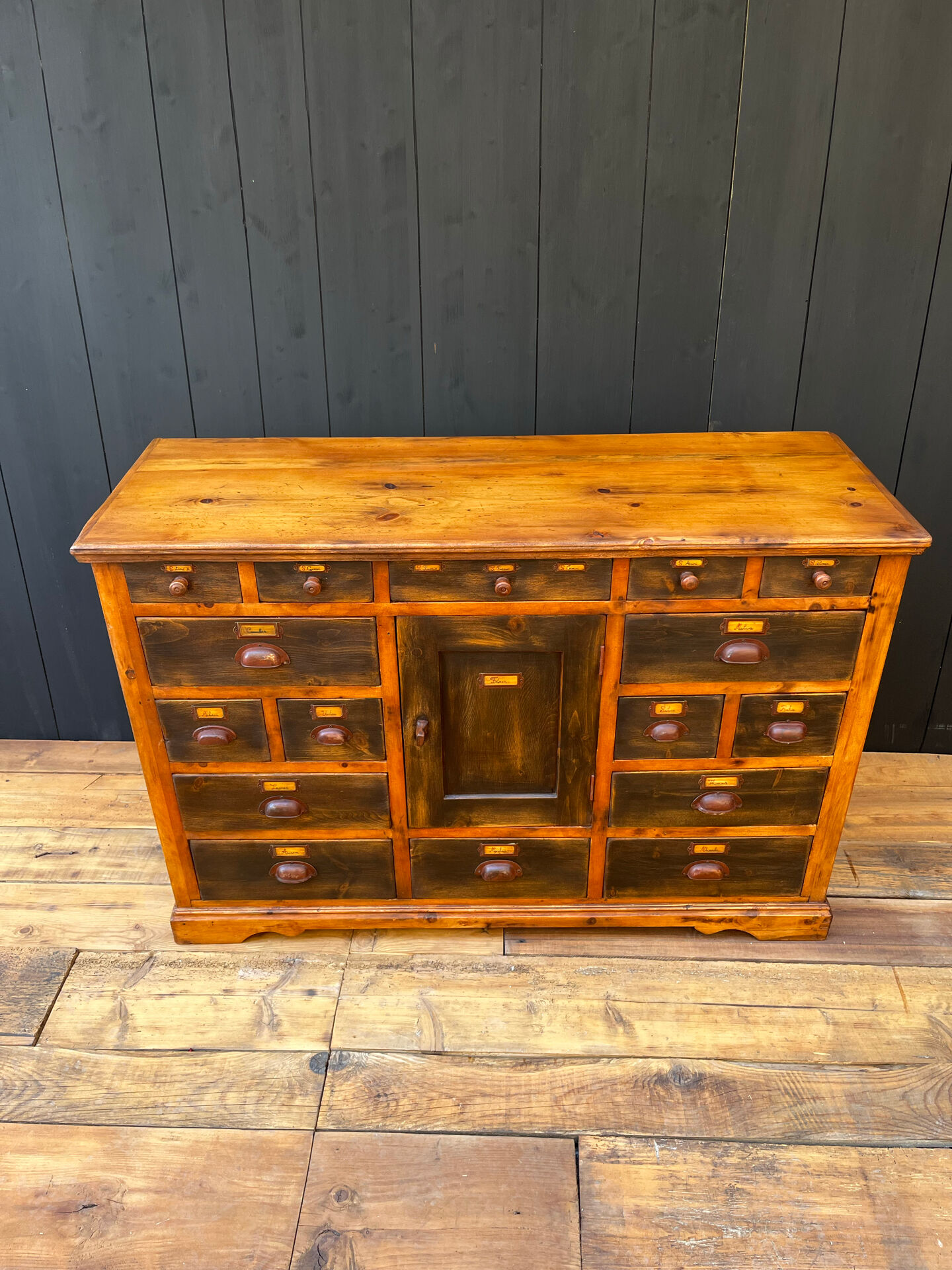 Cabinet en bois vintage – Inspiré par la botanique