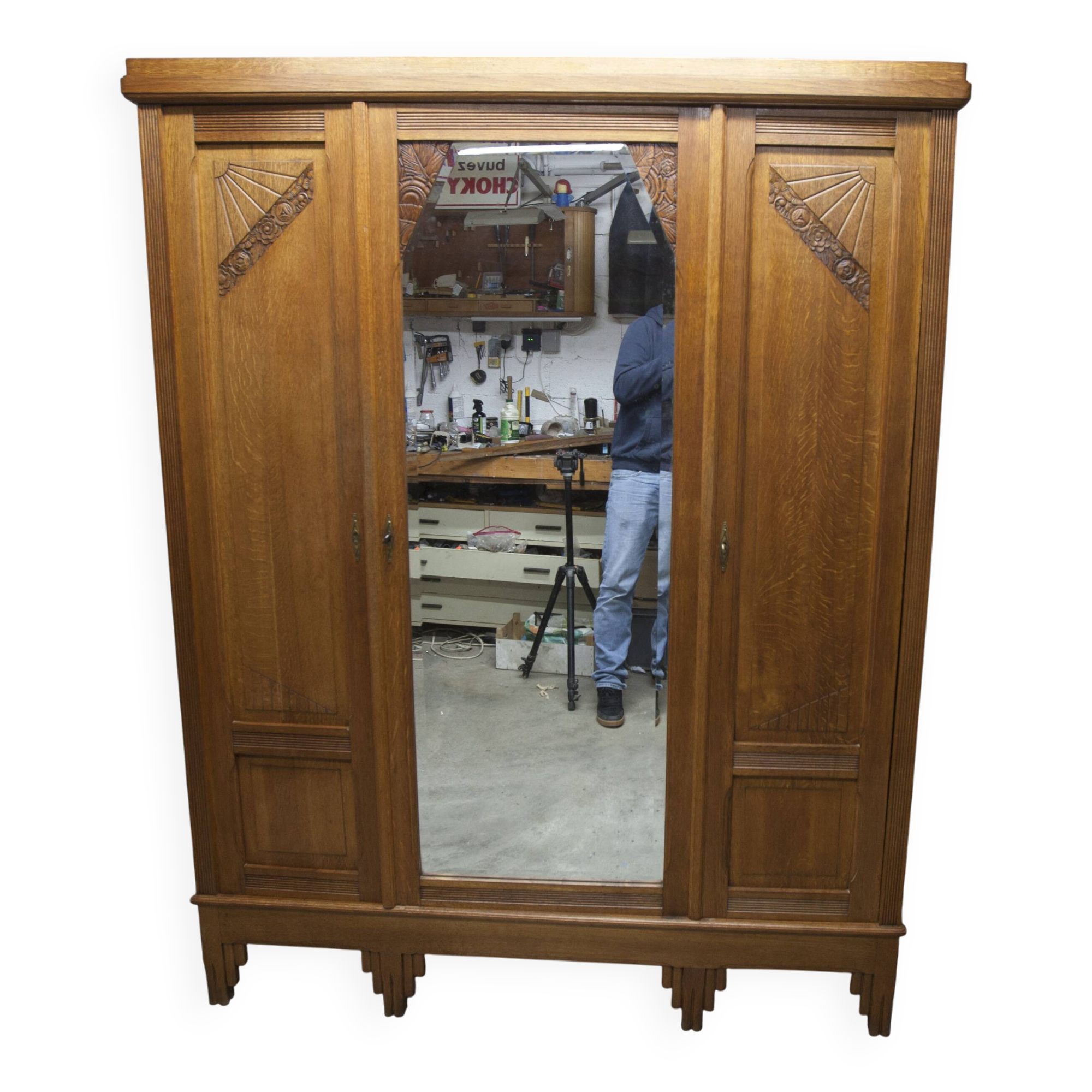 Art Deco oak sculpted wardrobe - Flemish workshop circa 1930