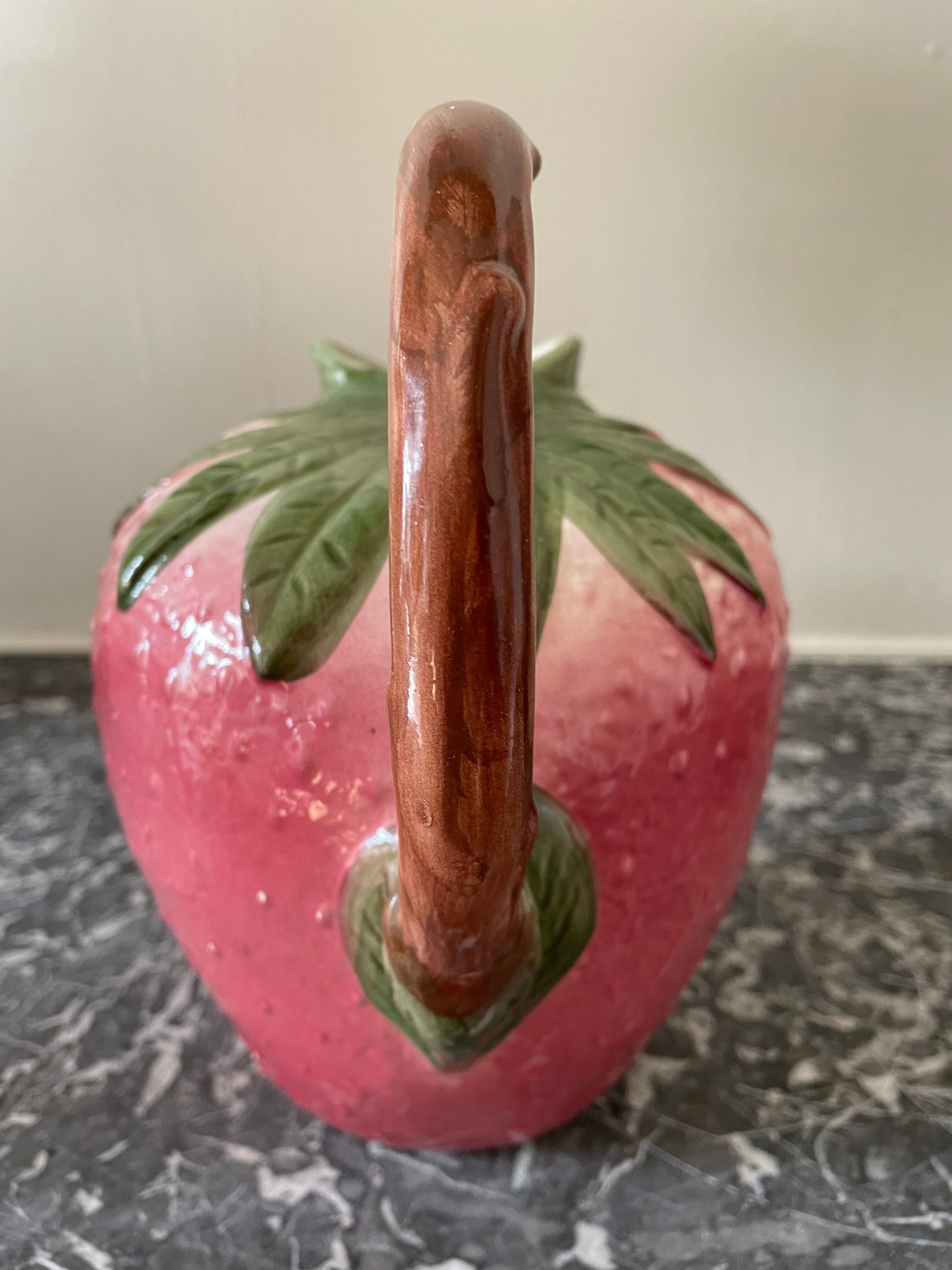 Strawberry-shaped slurry pitcher