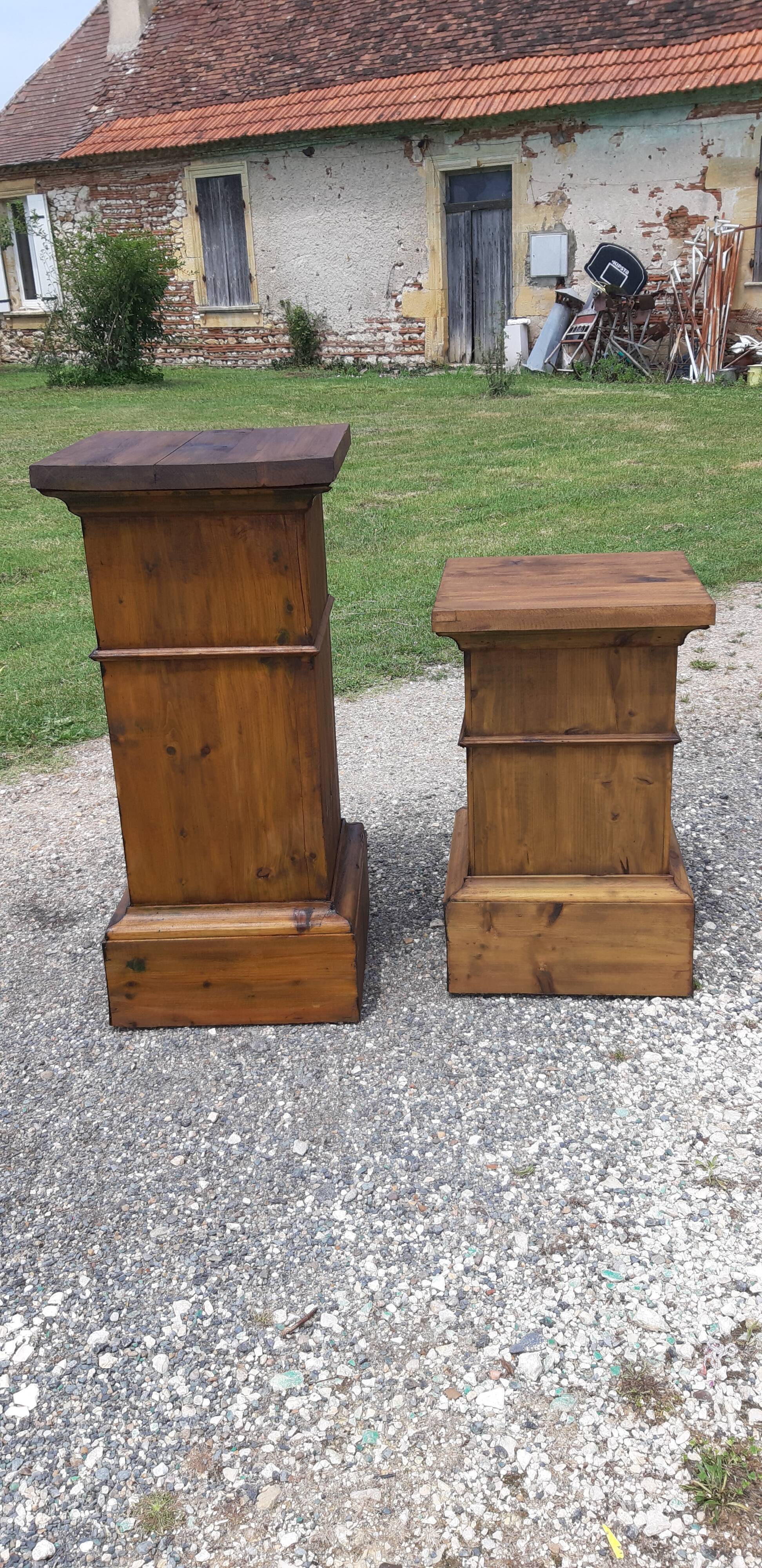 2 pine wood bases