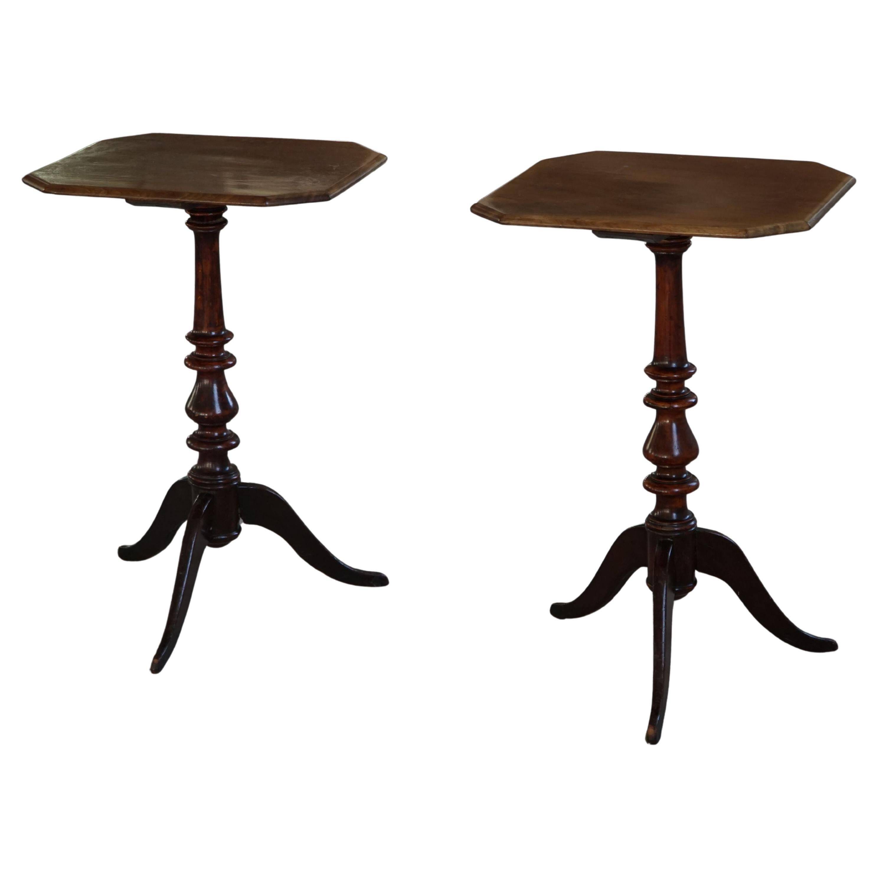 Pair of English side tables / pedestals, walnut wood, mid-century, 1940s.