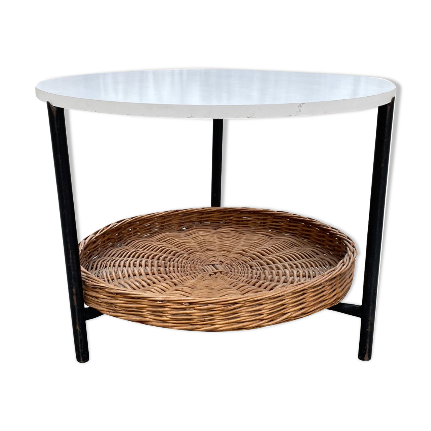 Modèle compact de table basse vintage avec panier de magazine