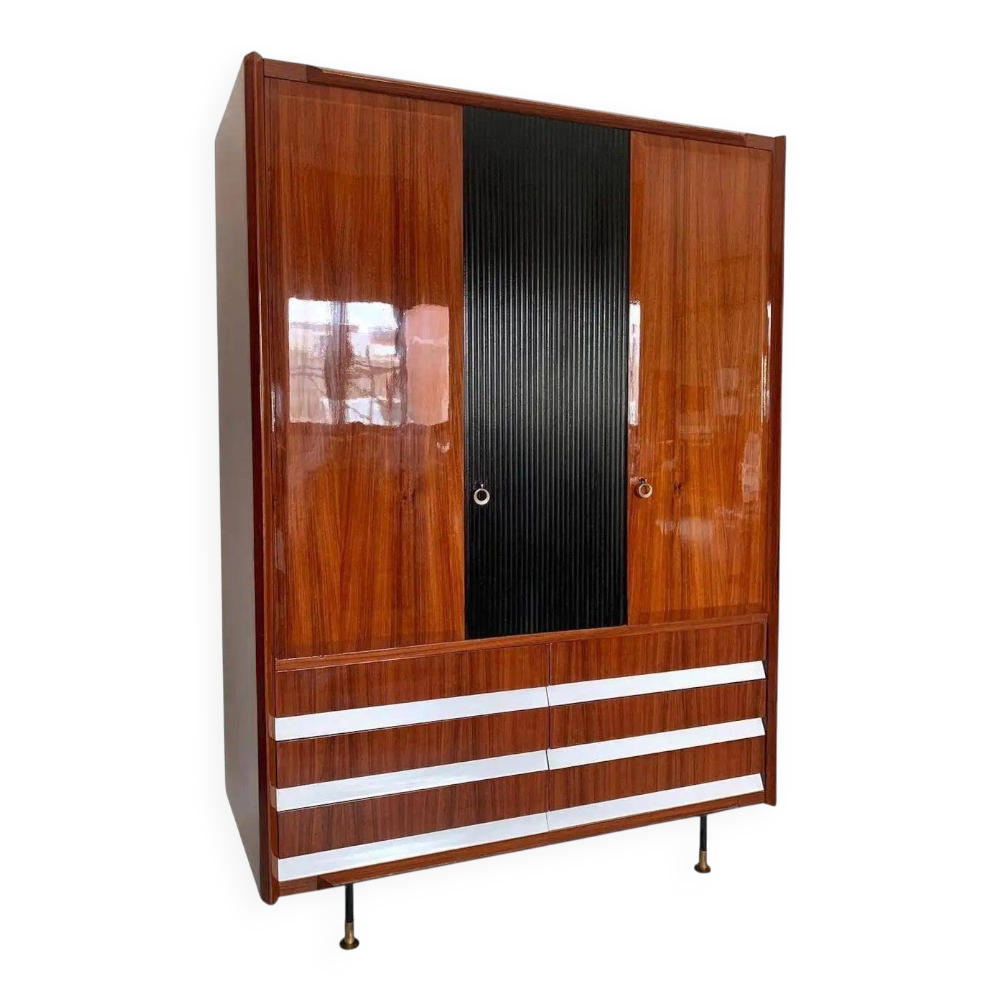 Armoire vintage italienne, noyer, bois cannelé, pieds en laiton années 1950.