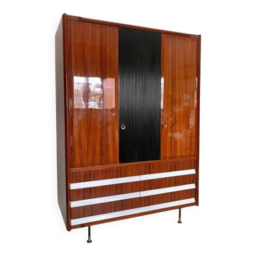 Armoire vintage italienne, noyer, bois cannelé, pieds en laiton années 1950.