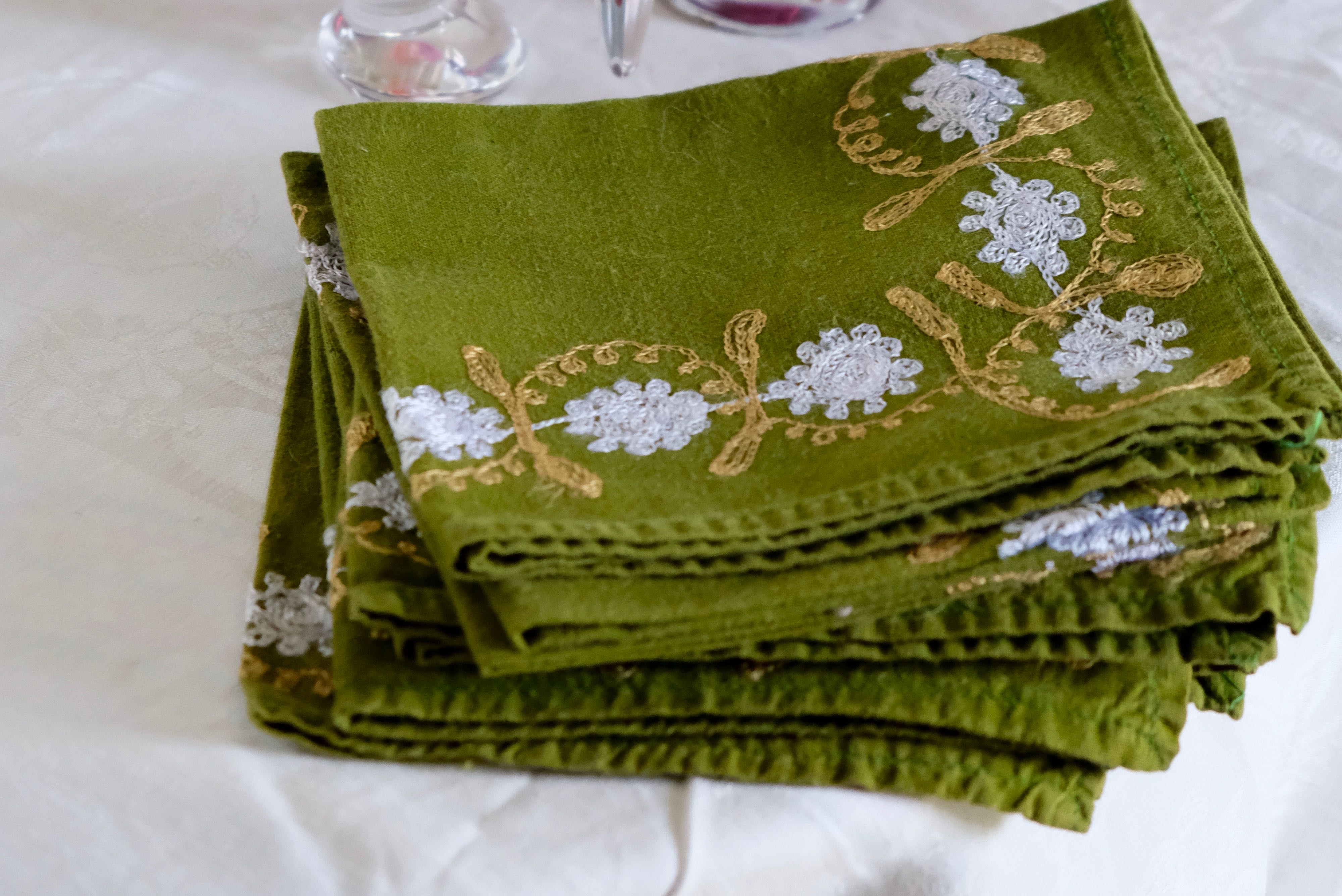 Suite of 8 olive green napkins embroidered vintage flowers 50s