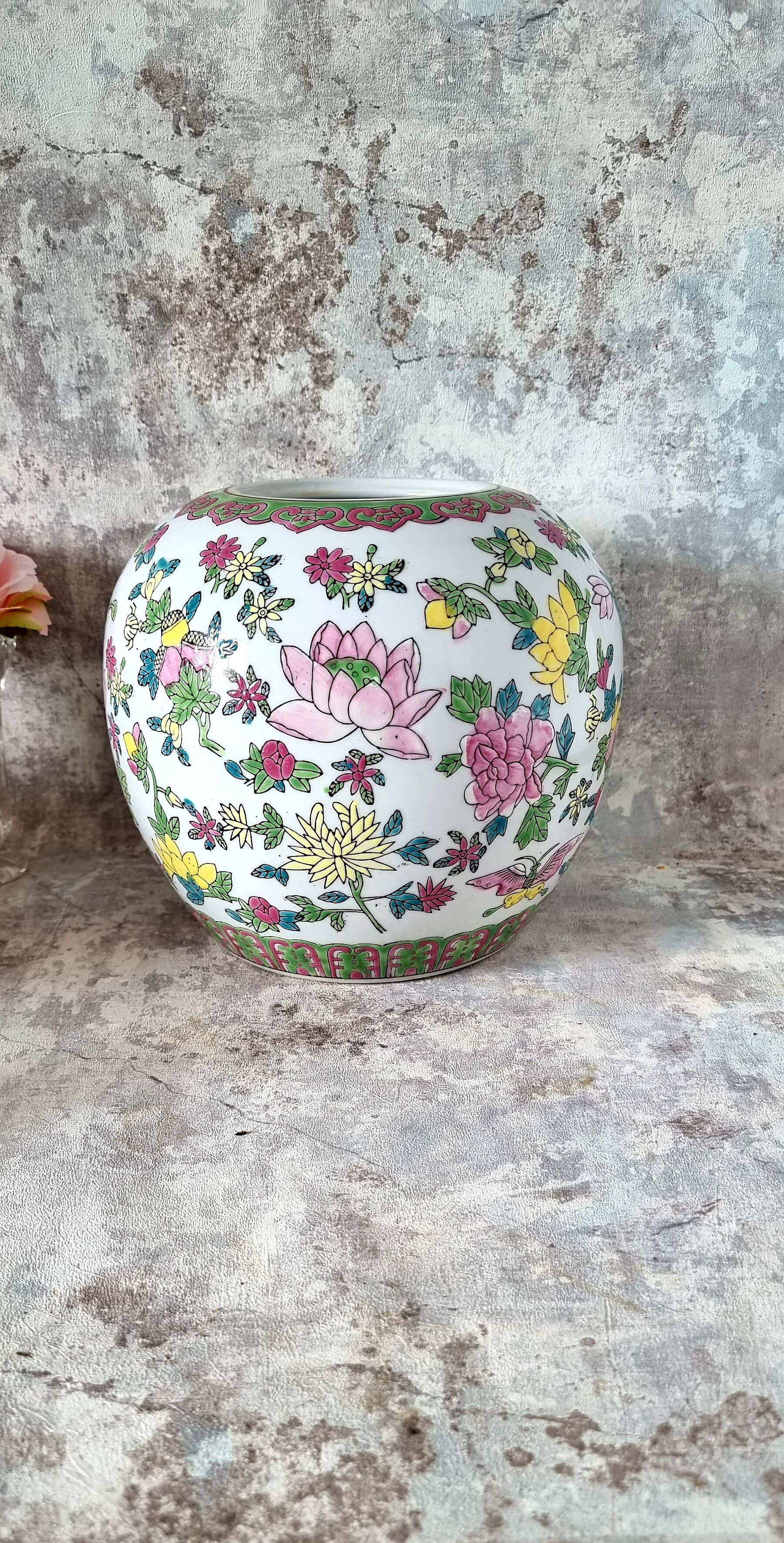 Vase en porcelaine de style chinois impeccable et multicolore