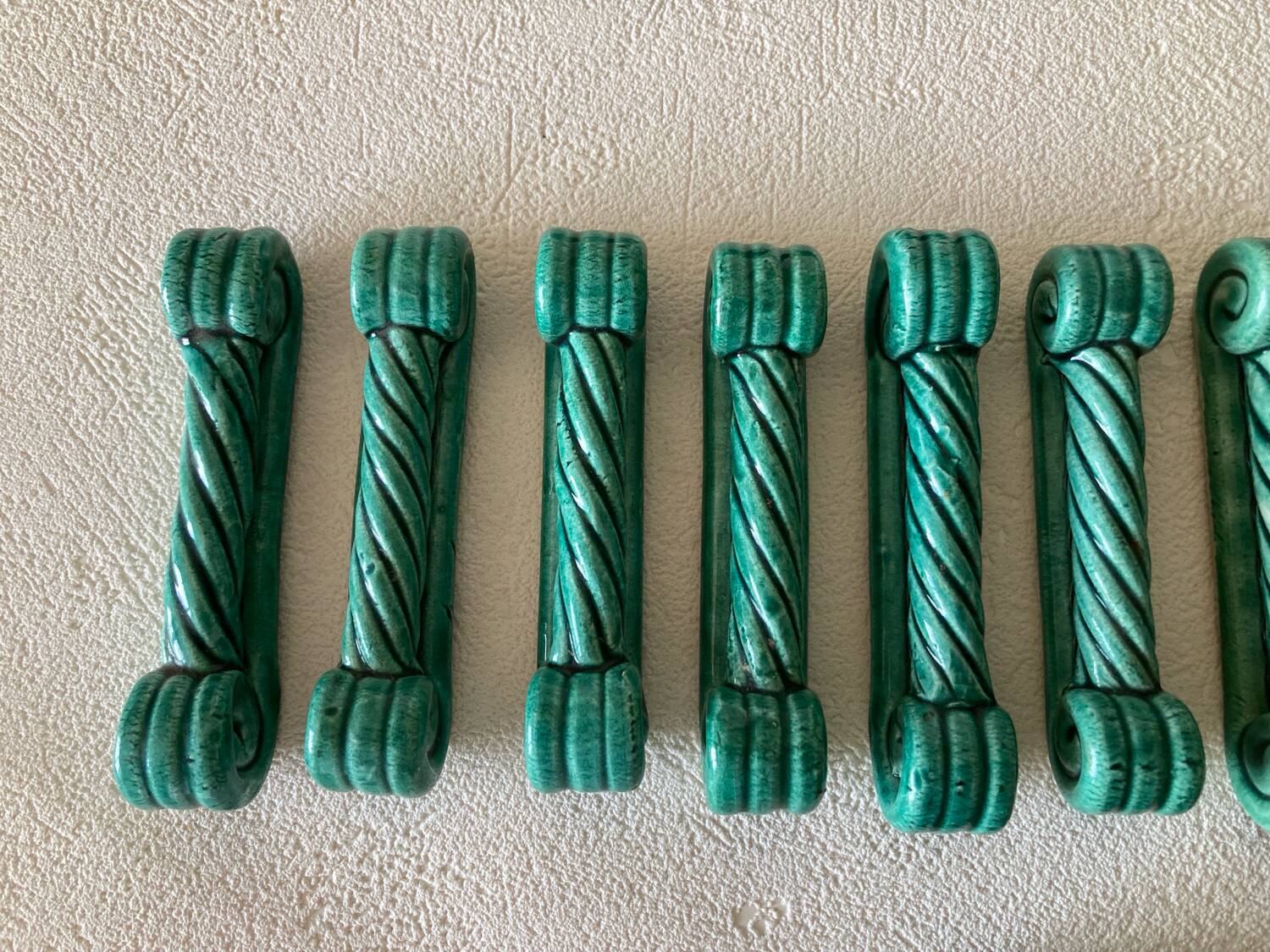 Table set in green Vallauris woven Barbotine