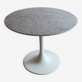 White marble round tulip dining table