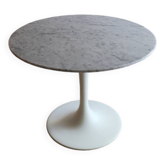 White marble round tulip dining table