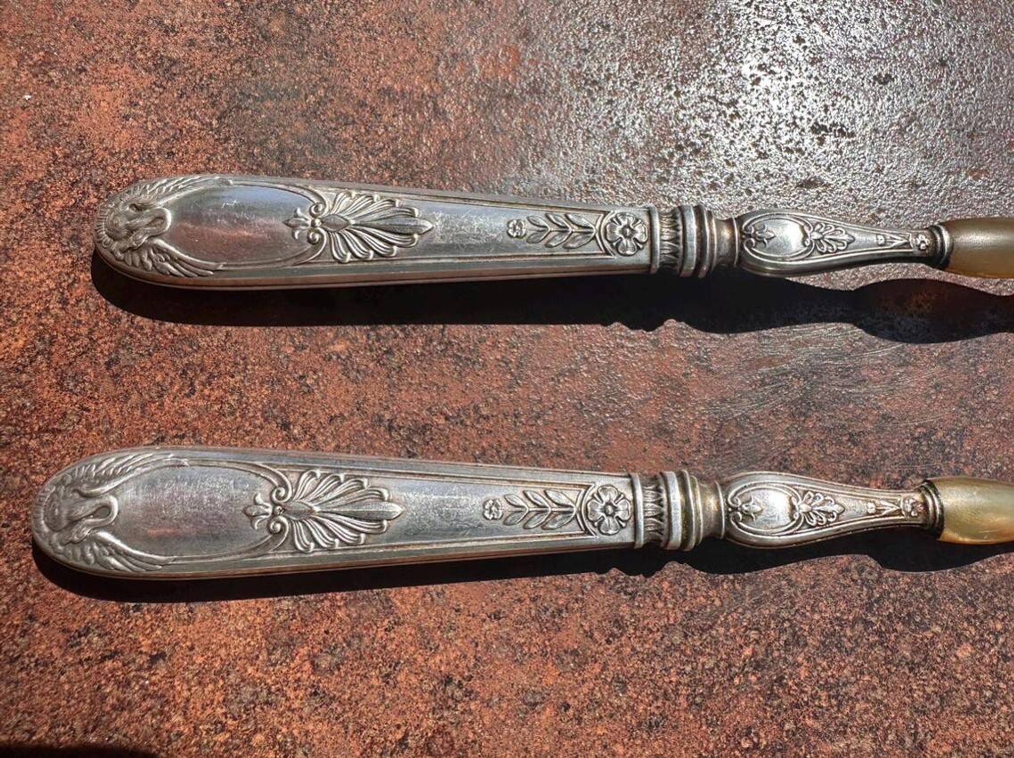 open to Salad Old in Horn and Silver-Plated Metal lined Swan Decor