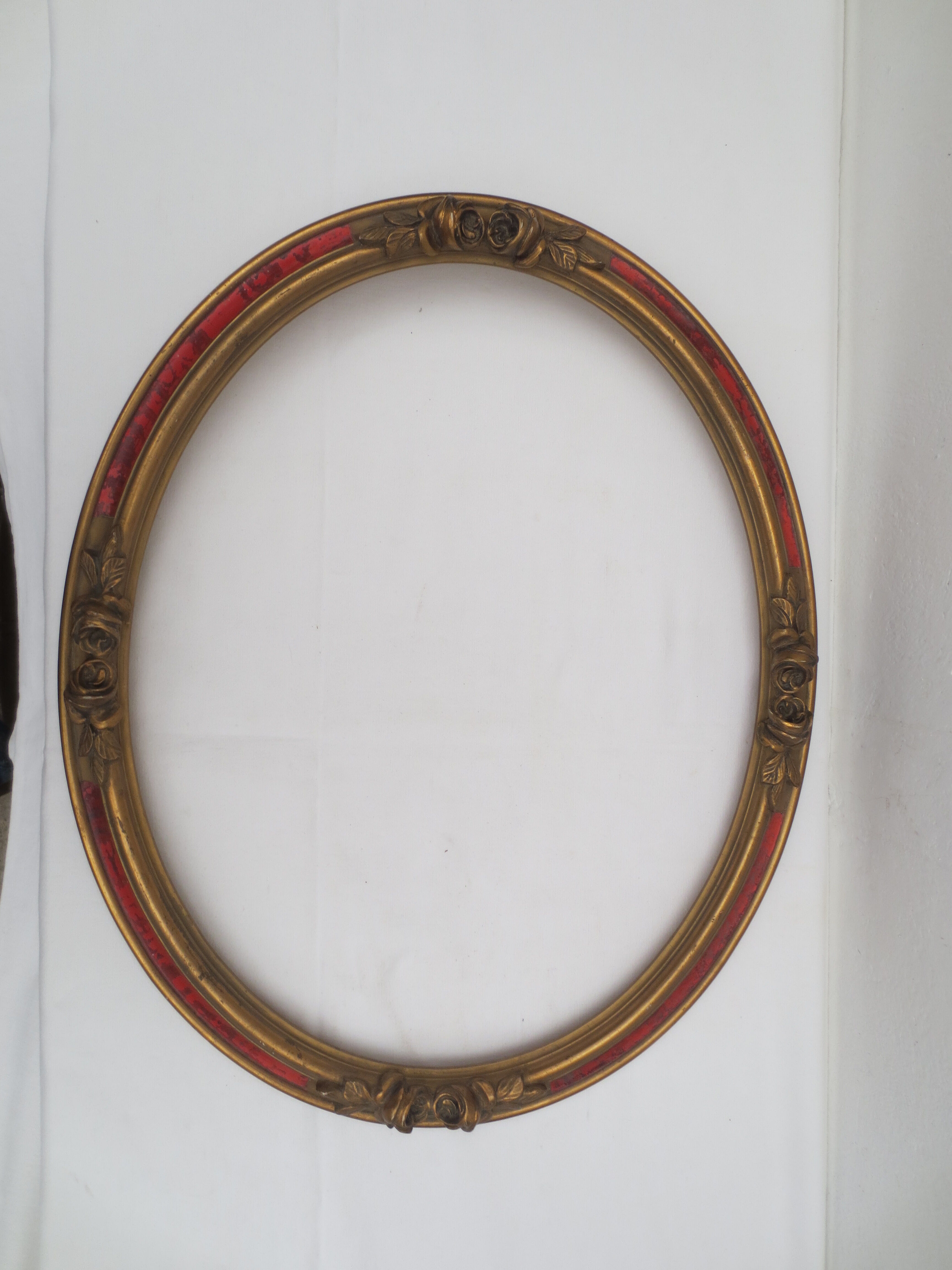 Old oval wooden frame, featuring 8 stucco roses