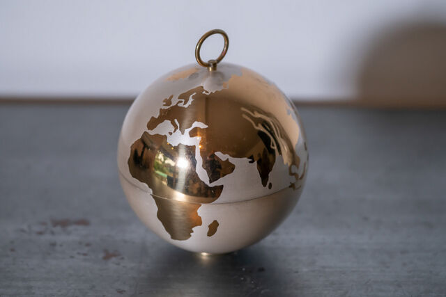 World map cigarette holder