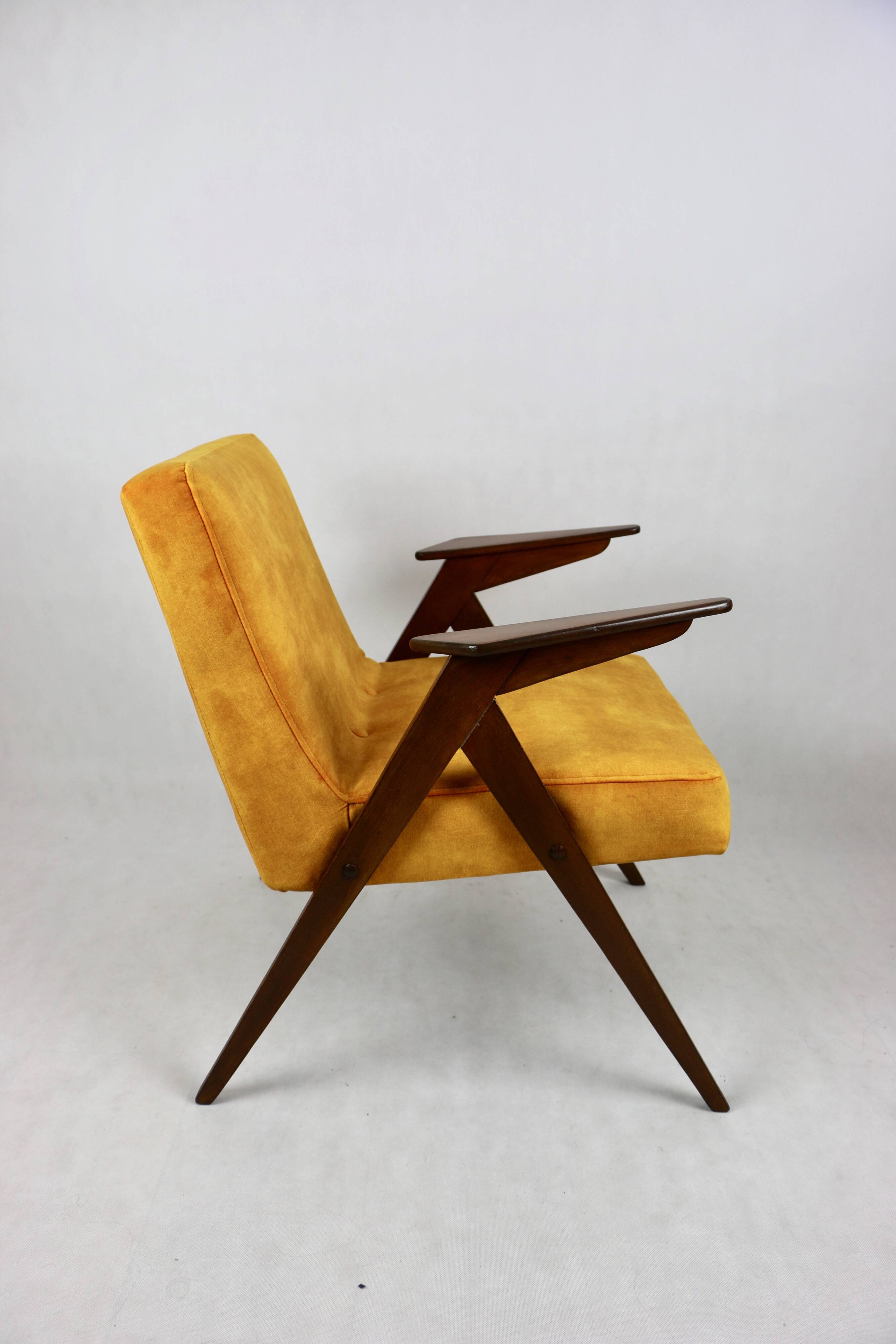 Fauteuil caméléon en or jaune attribué à jozef chierowski, 1970