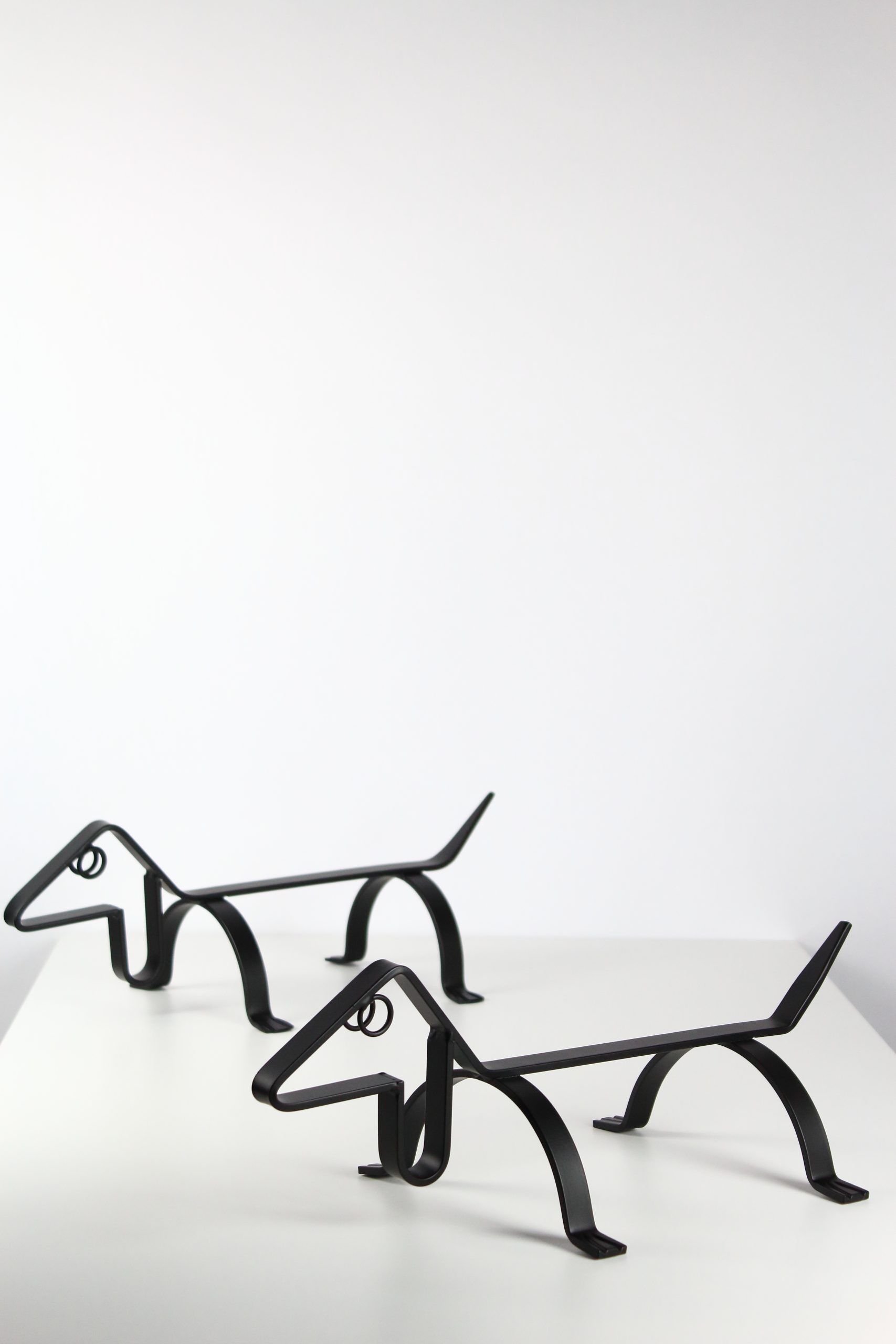 Travail scandinave, paire de chenets chiens