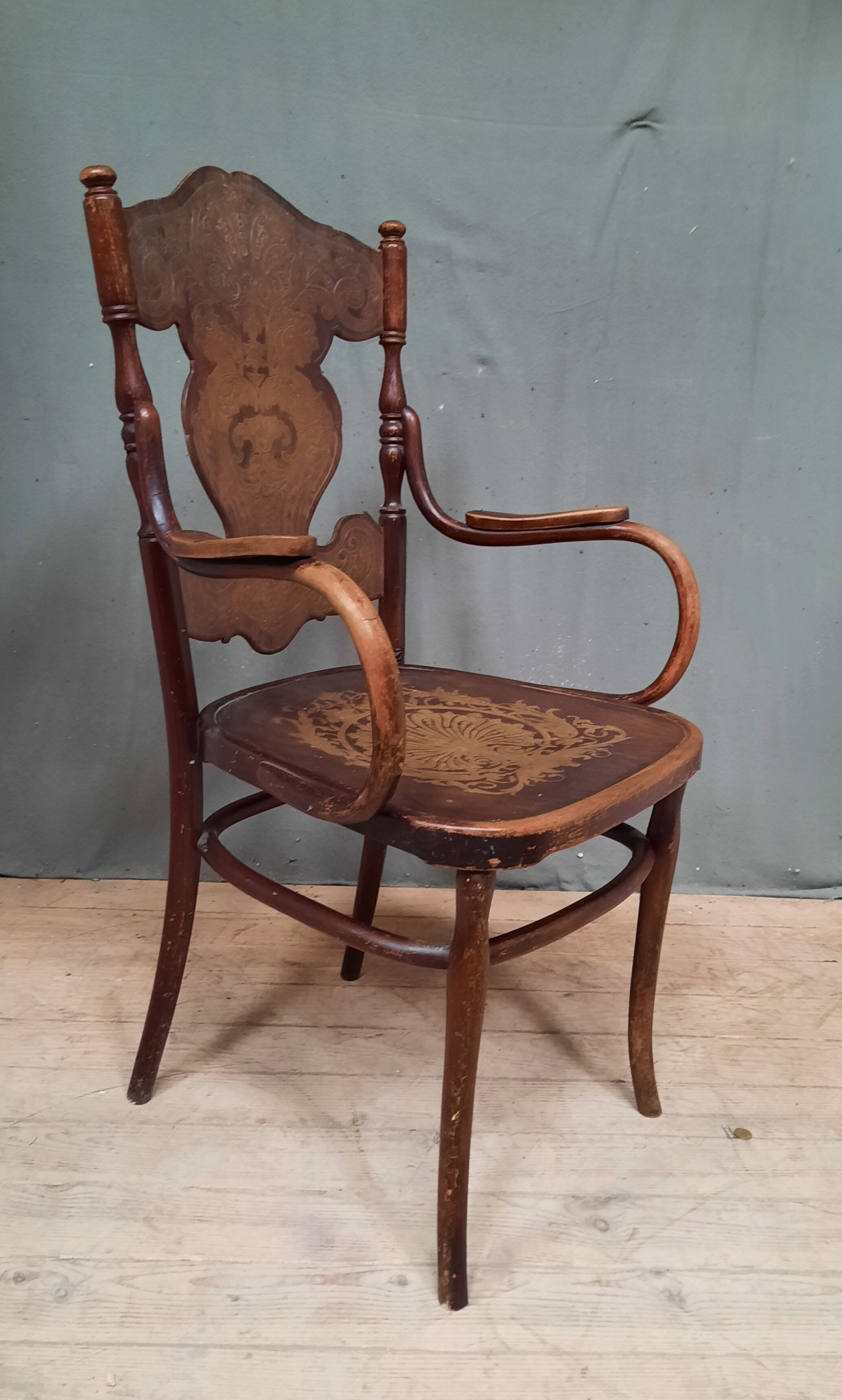 Curved wooden armchair Kohn