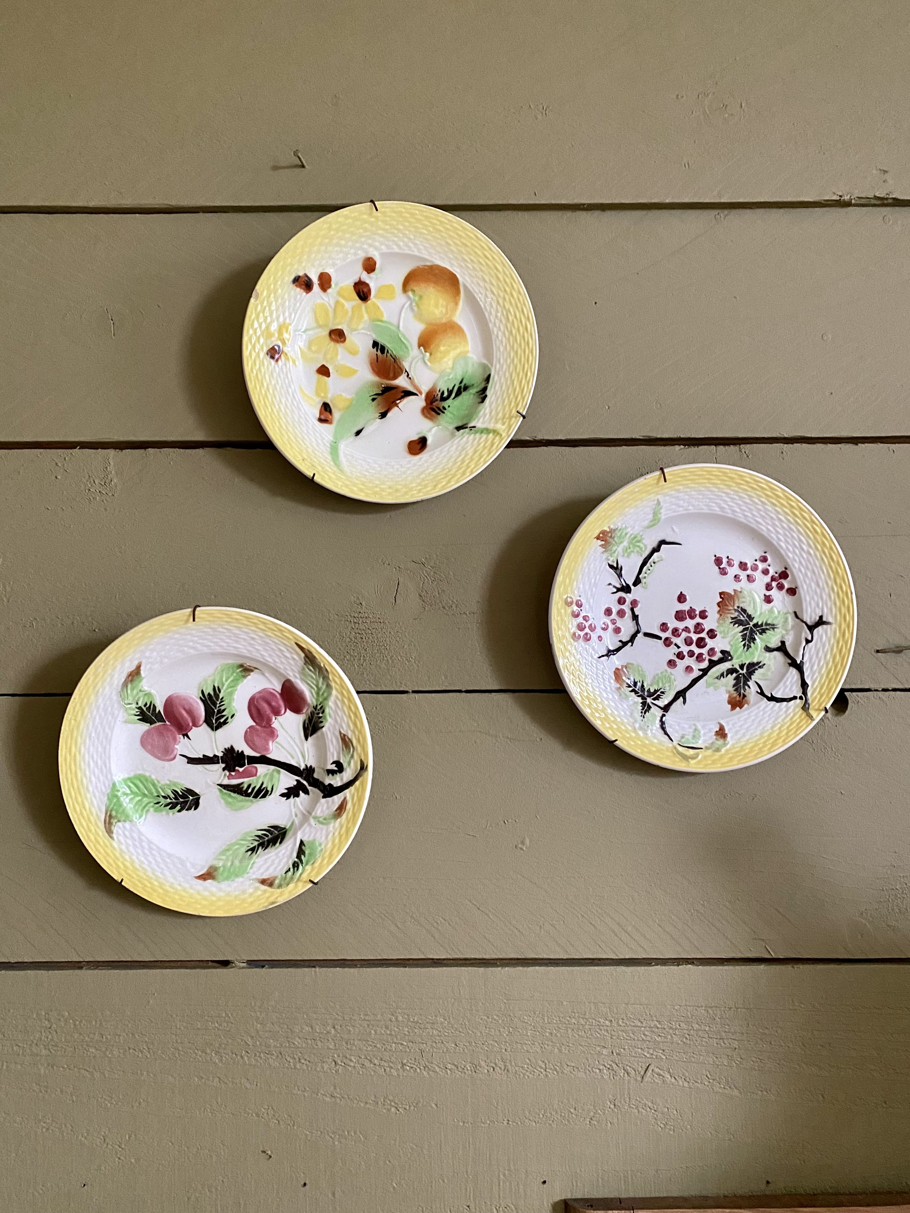 Set of three plates in slip Moulin des loups and hamage. Orchies