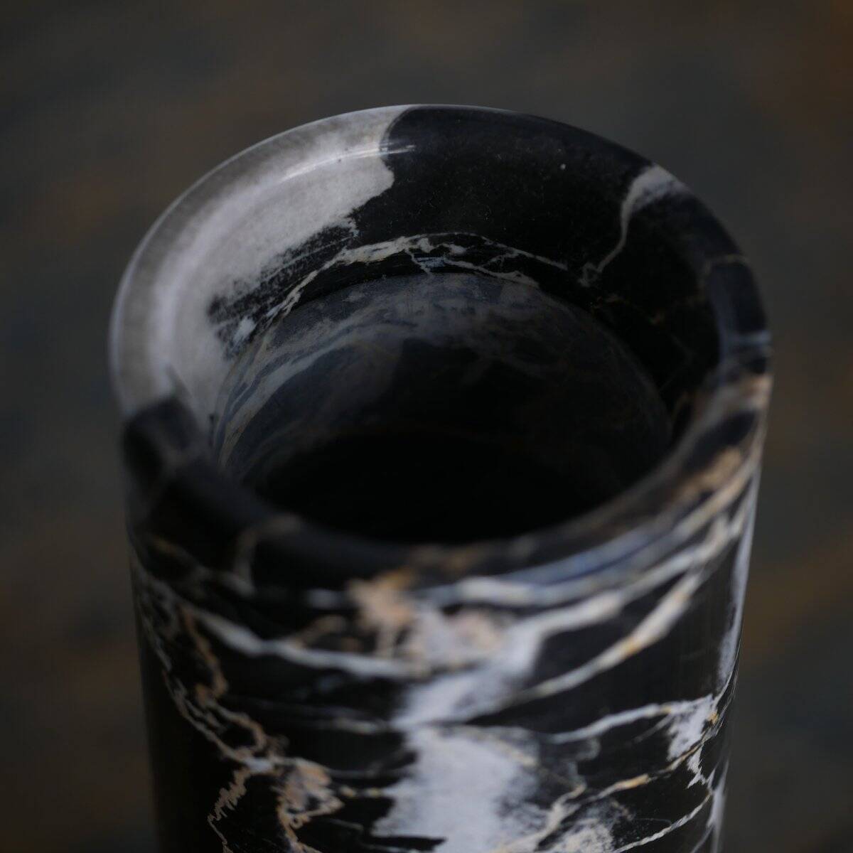 Vase en marbre Portoro noir et doré par Angelo Mangiarotti pour Skipper, années 70.