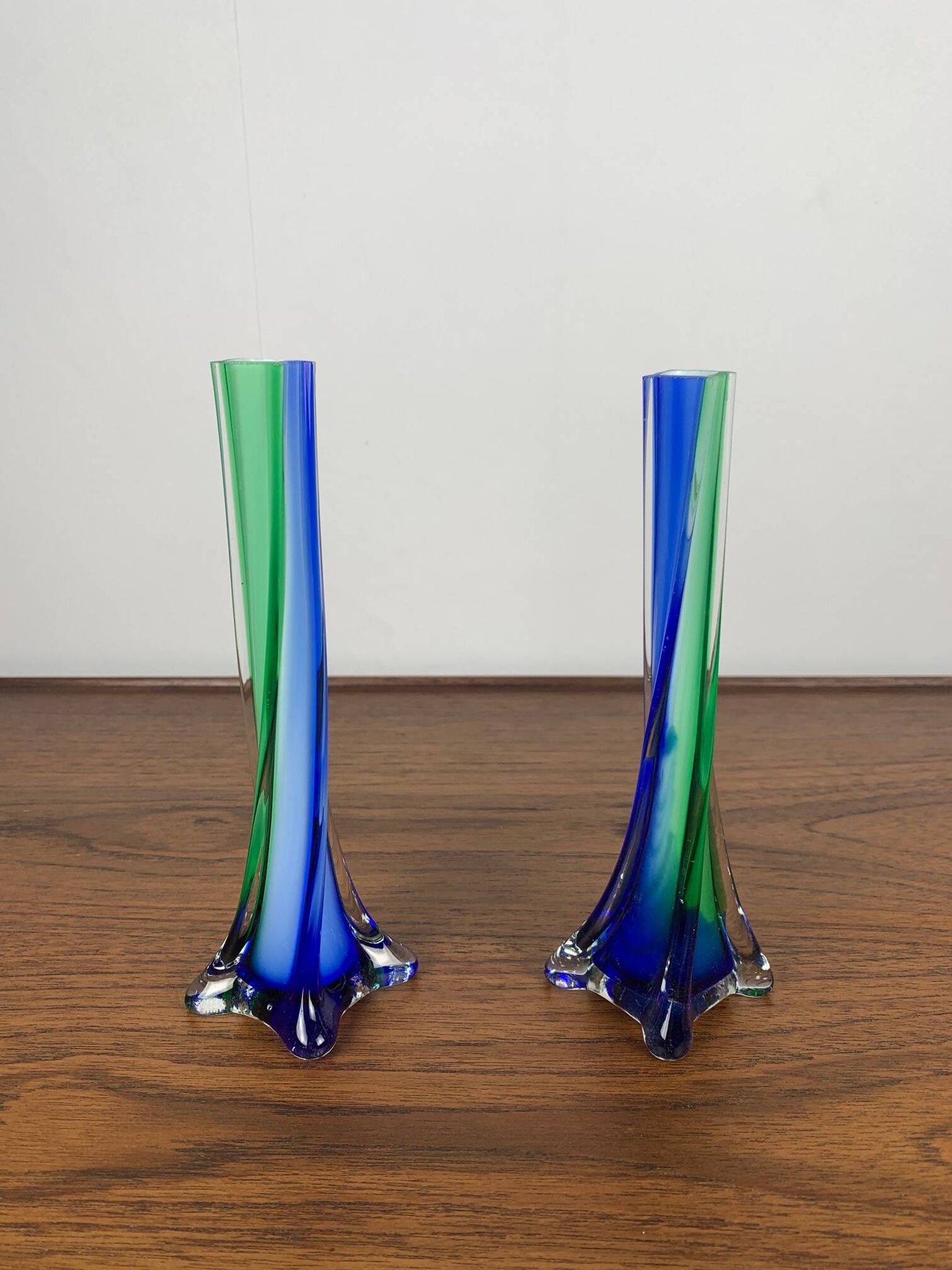 Duo de soliflores en verre soufflé de style Murano, vert et bleu
