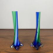 Duo de soliflores en verre soufflé de style Murano, vert et bleu