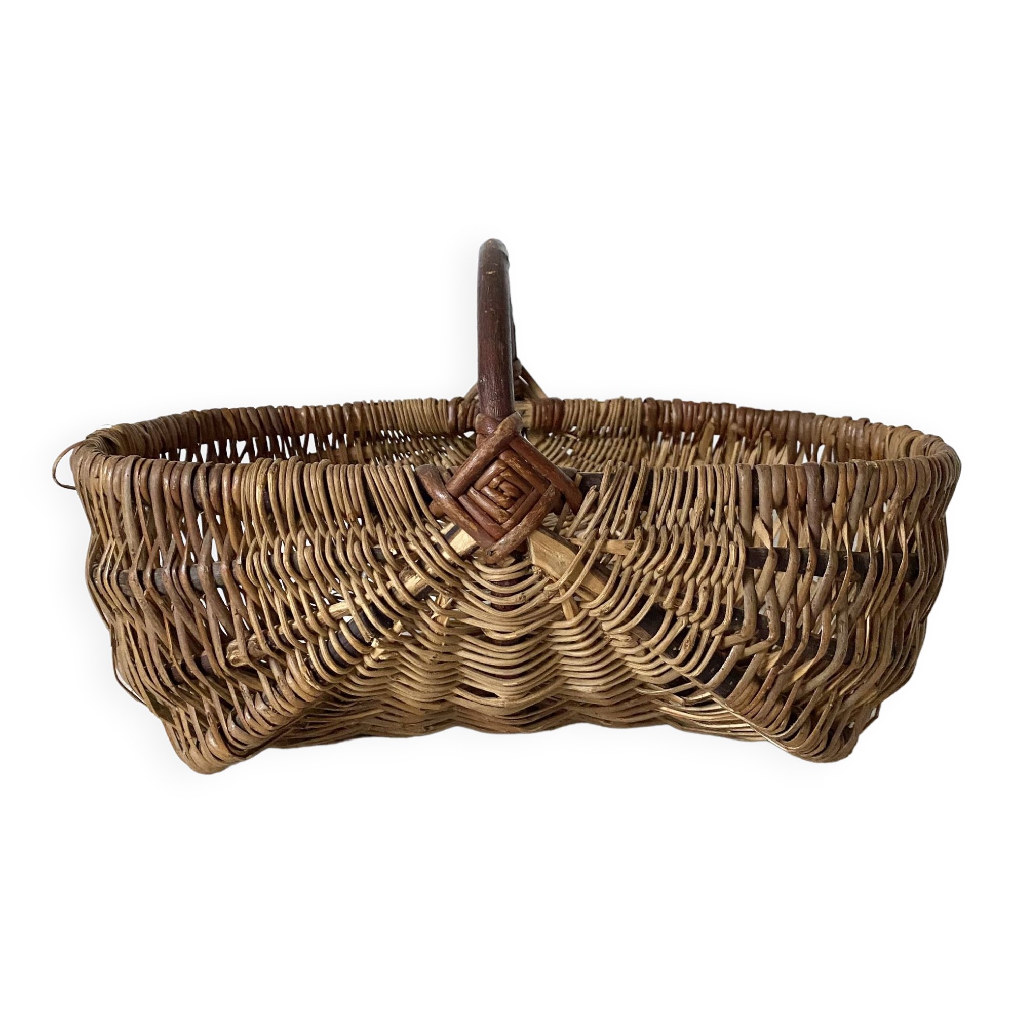 Woven wicker basket with hazelnut handle