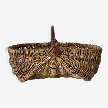 Woven wicker basket with hazelnut handle