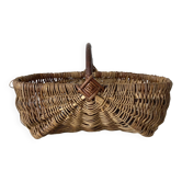 Woven wicker basket with hazelnut handle