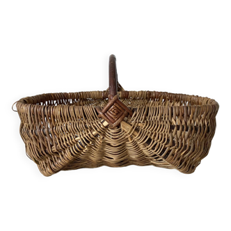 Woven wicker basket with hazelnut handle