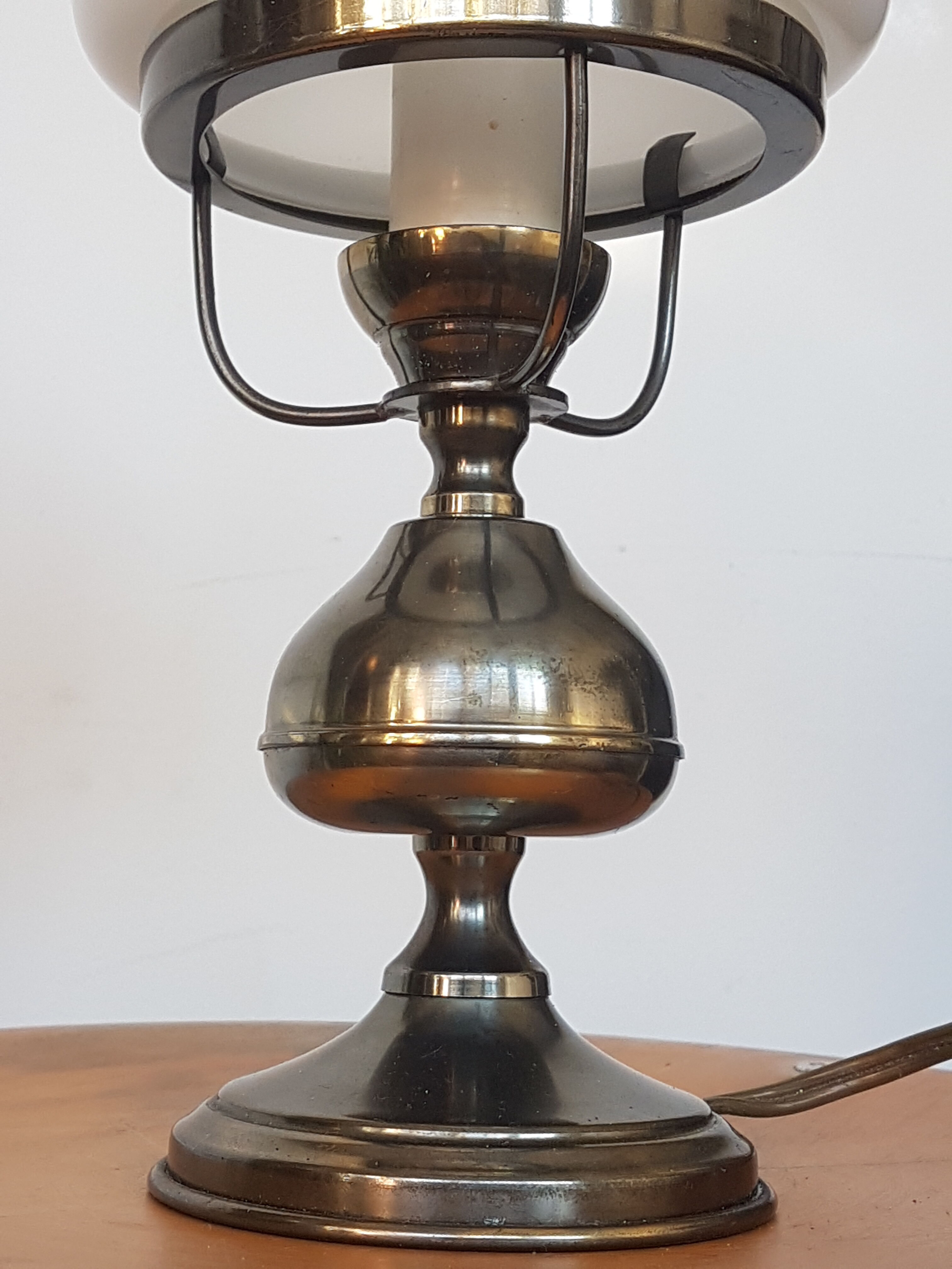 Small Art Deco opaline lamp, brass foot
