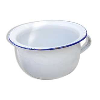 enamelled sheet metal basin with handle and blue border