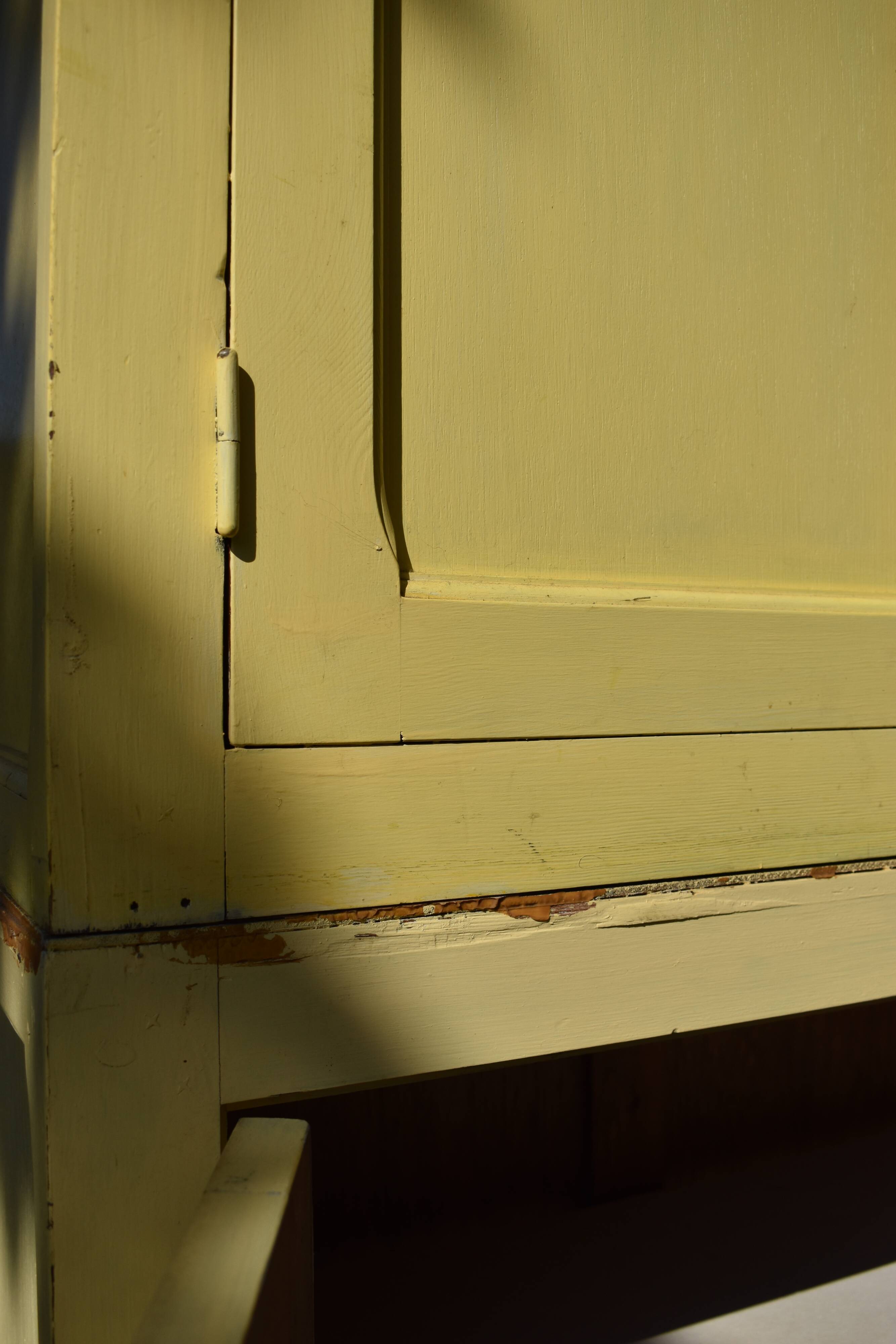 Armoire ancienne buffet jaune vintage parisien