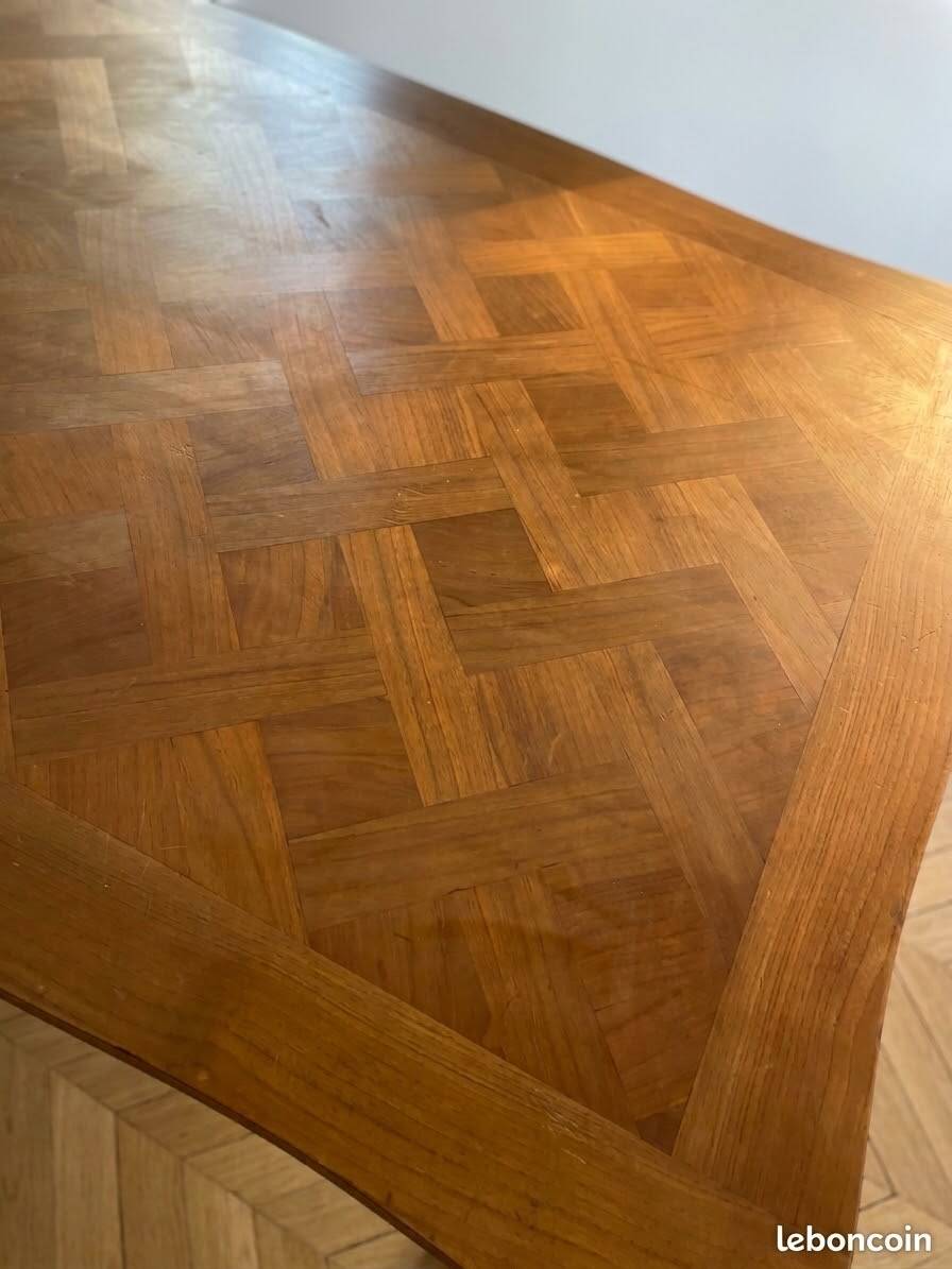 Extendable dining table in Louis XV style made of wood.