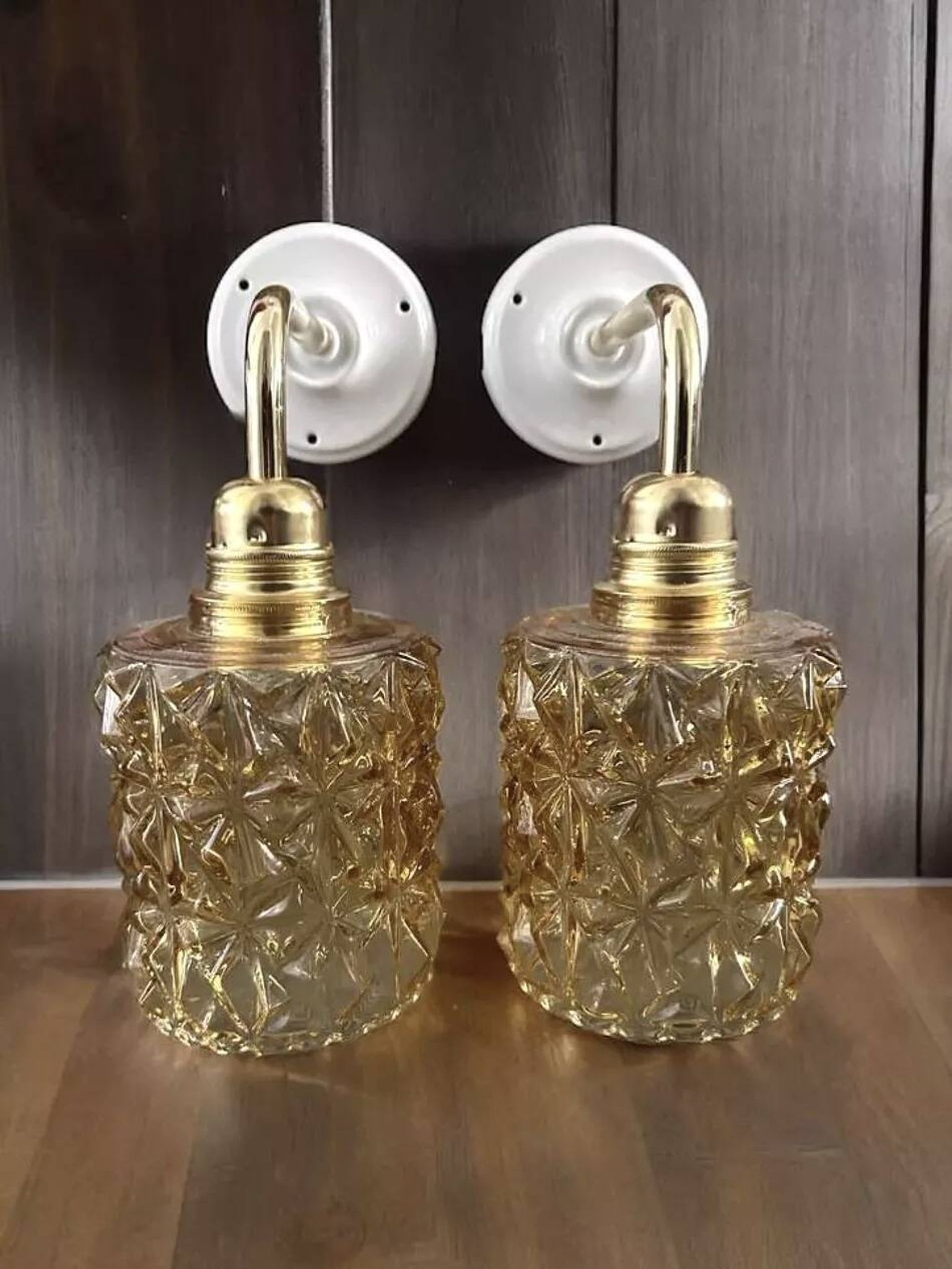 Paire d’appliques murales en verre doré