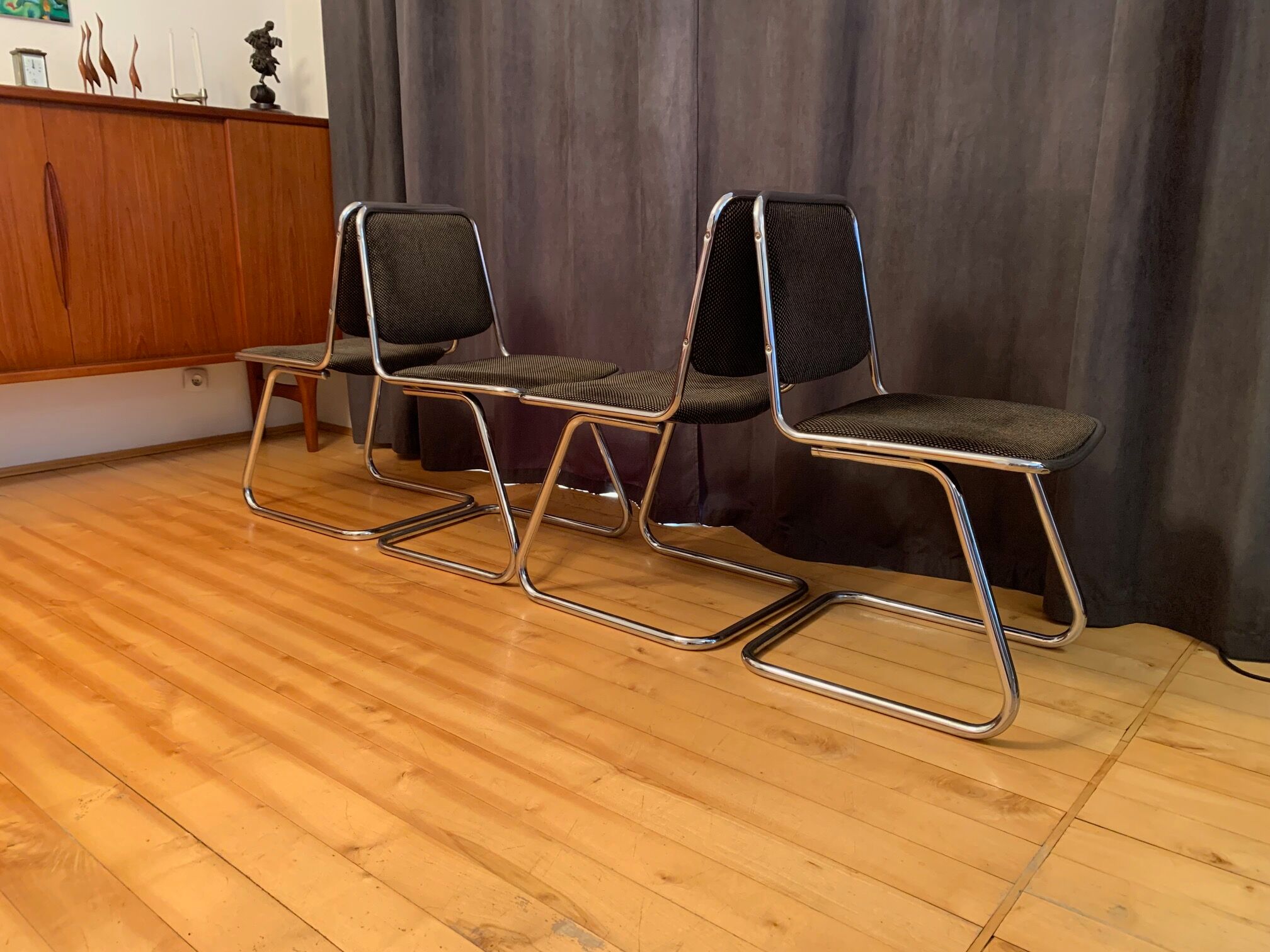 Ensemble de quatre chaises, Taro, Italie, années 1970.