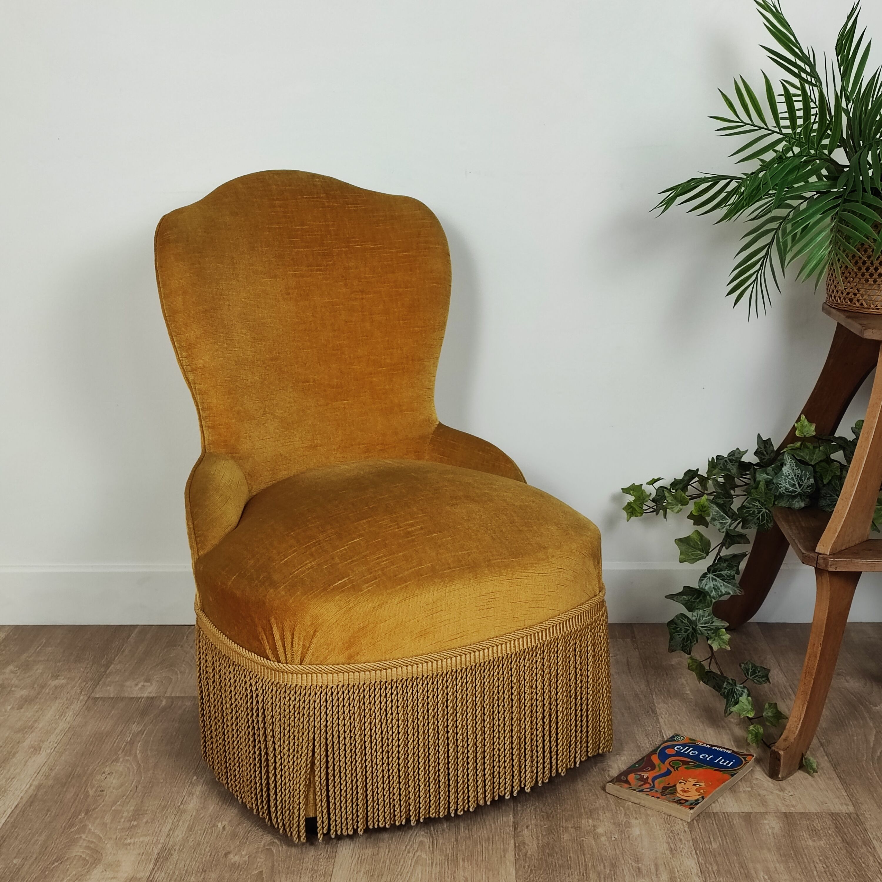 Velvet toad easy chair
