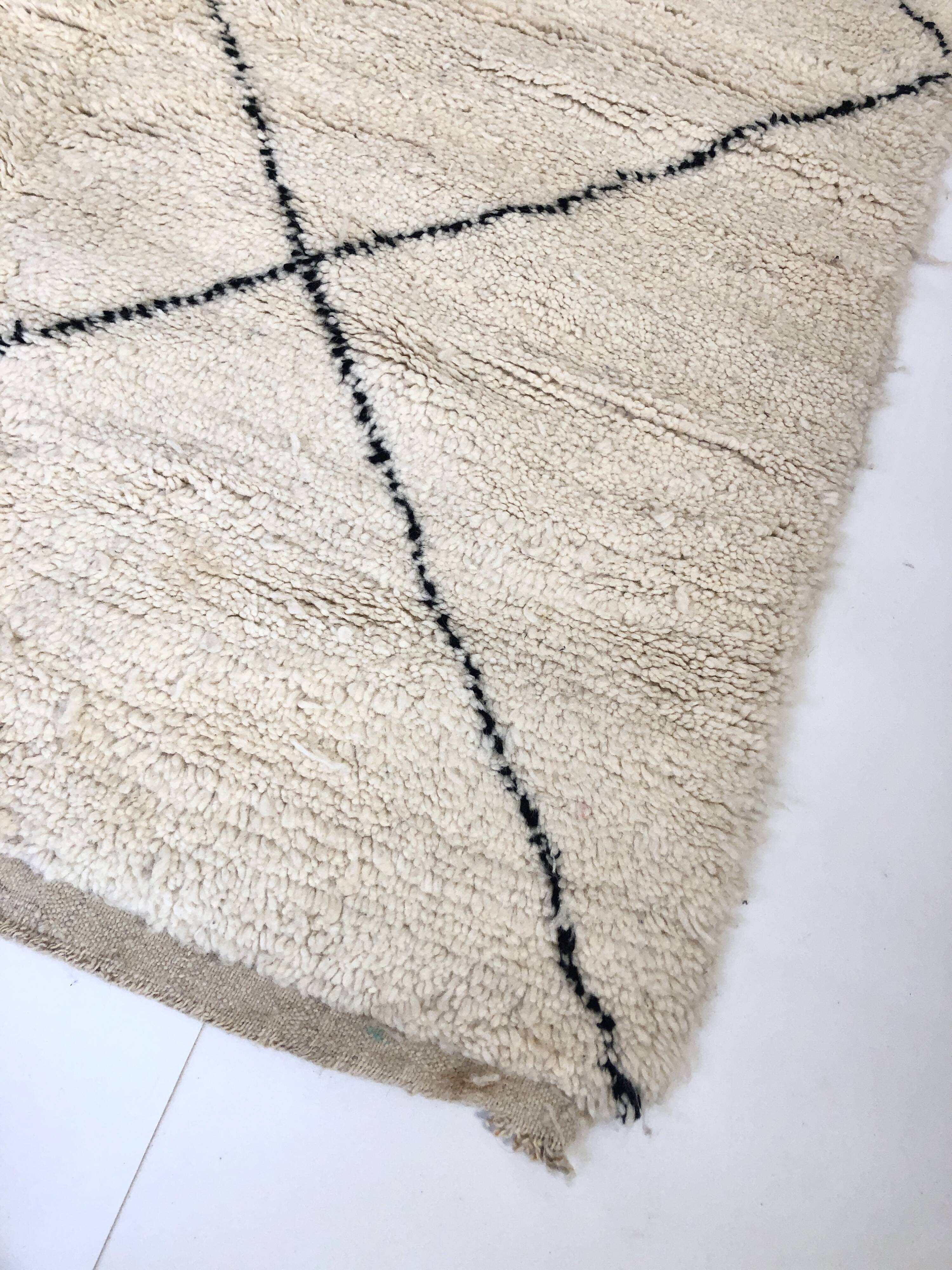 Moroccan Berber carpet with black diamonds 2,36x1.73m