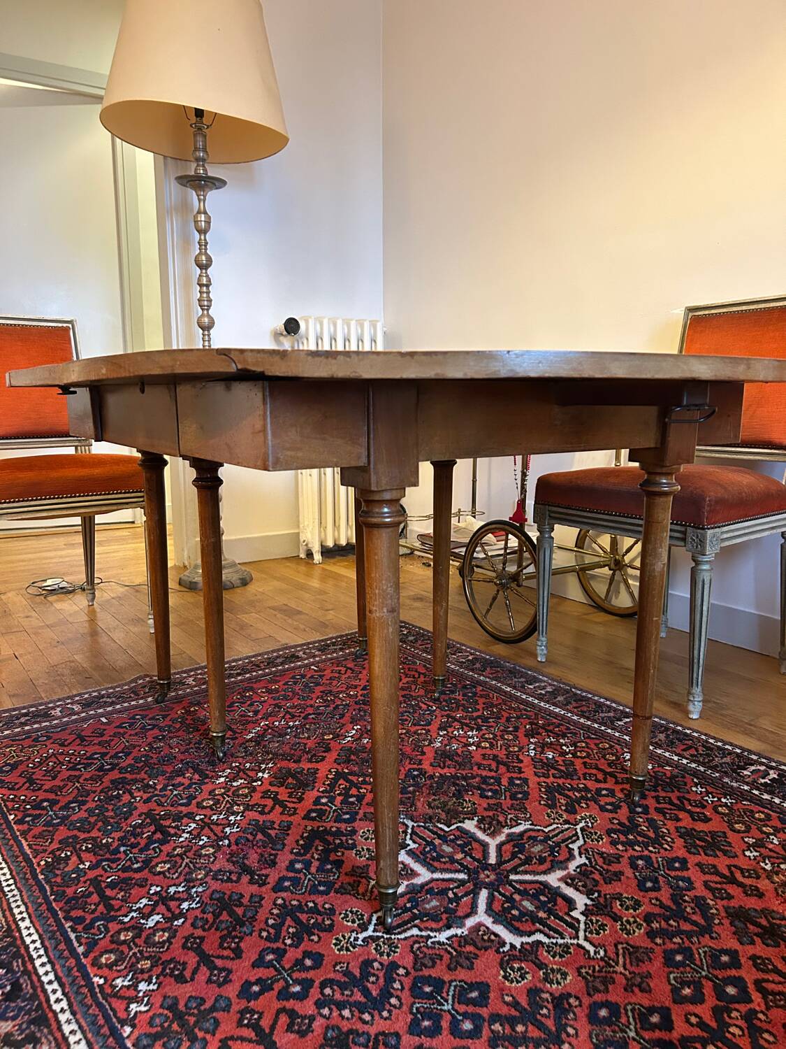 Grande table ovale en bois massif – style classique / maison de famill