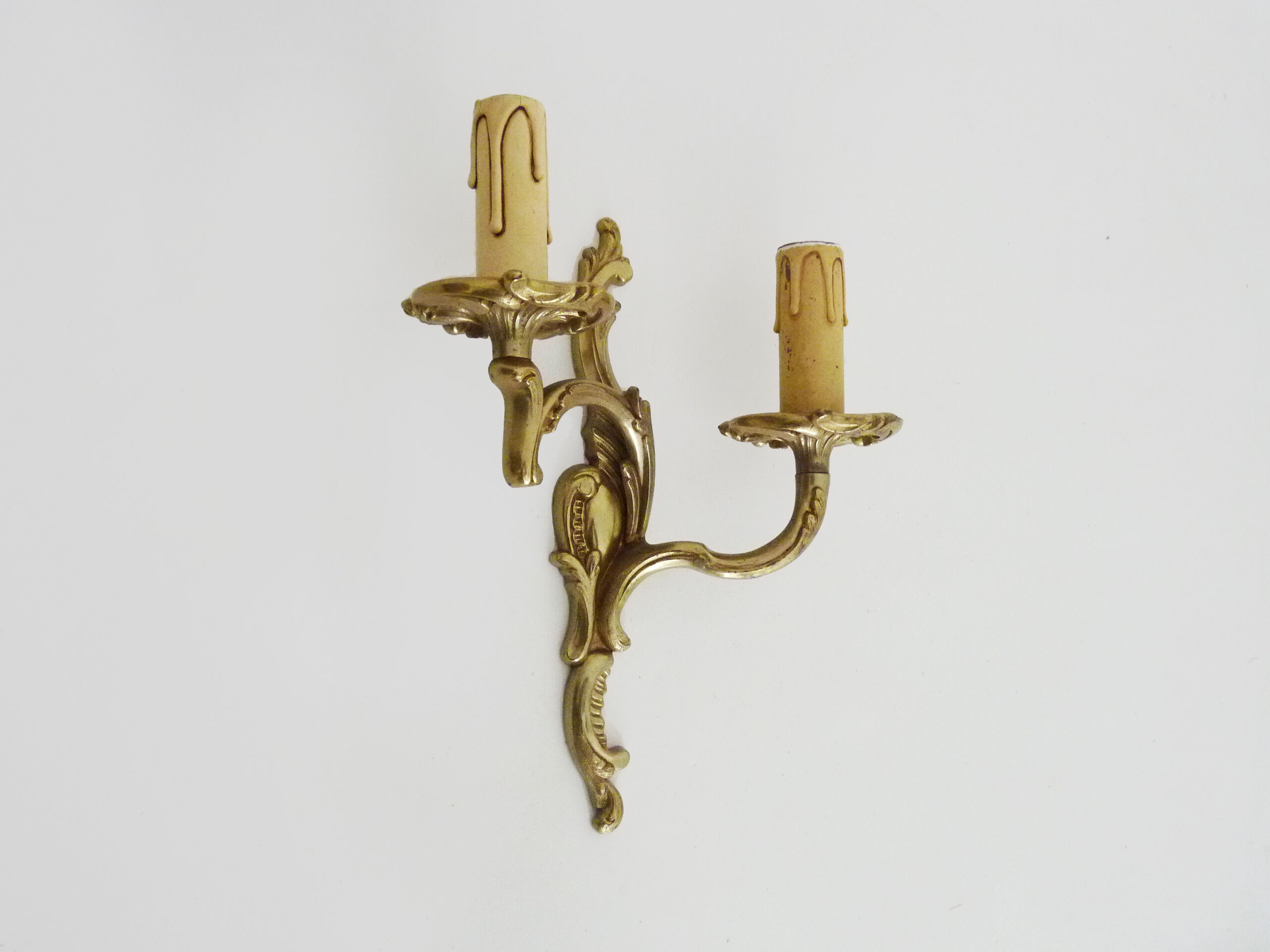 Antique double wall sconce in bronze, acanthus leaf design.