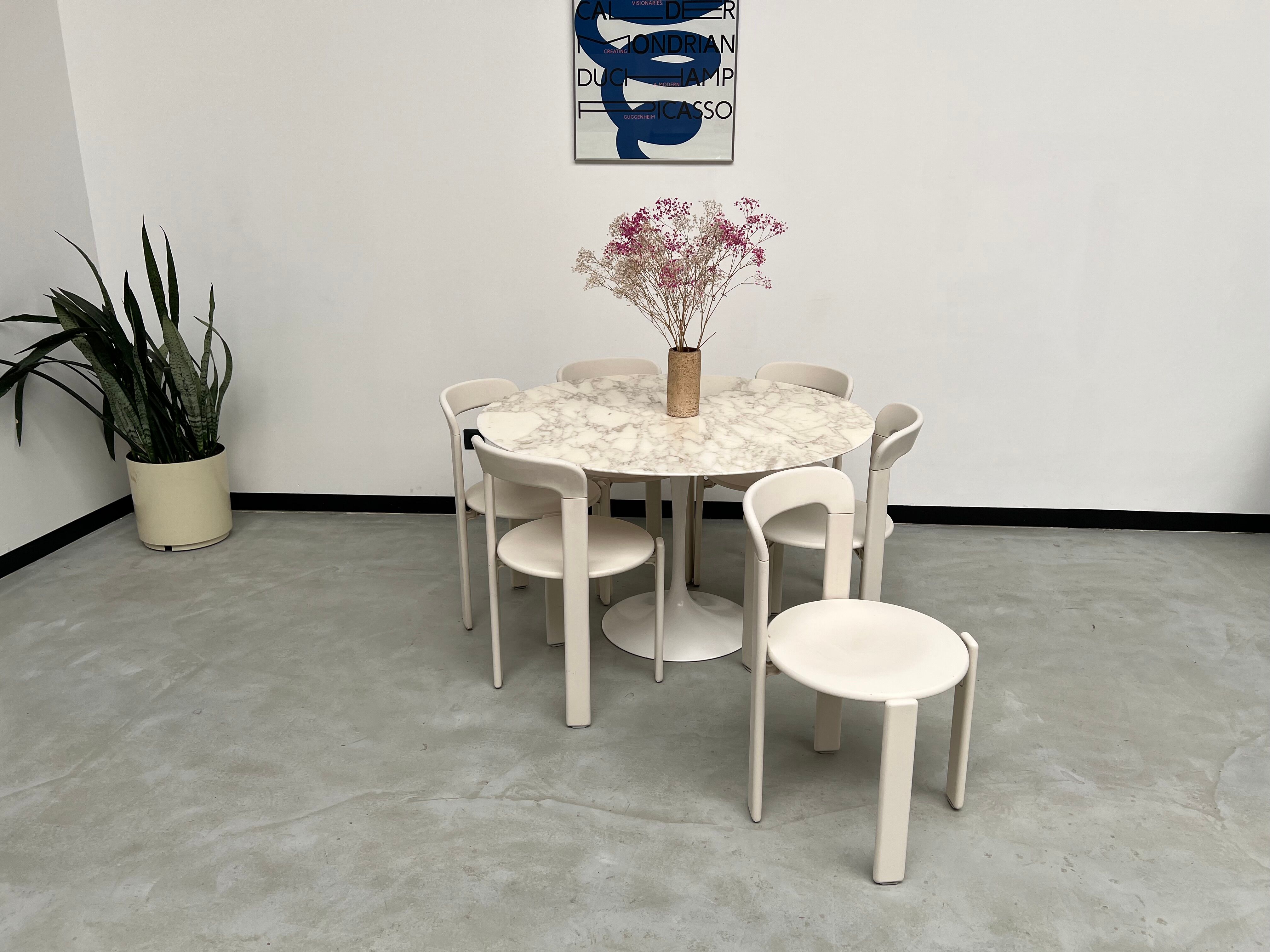 Florence Knoll round table, marble top and tulip base, circa 1960, Eero Saarinen