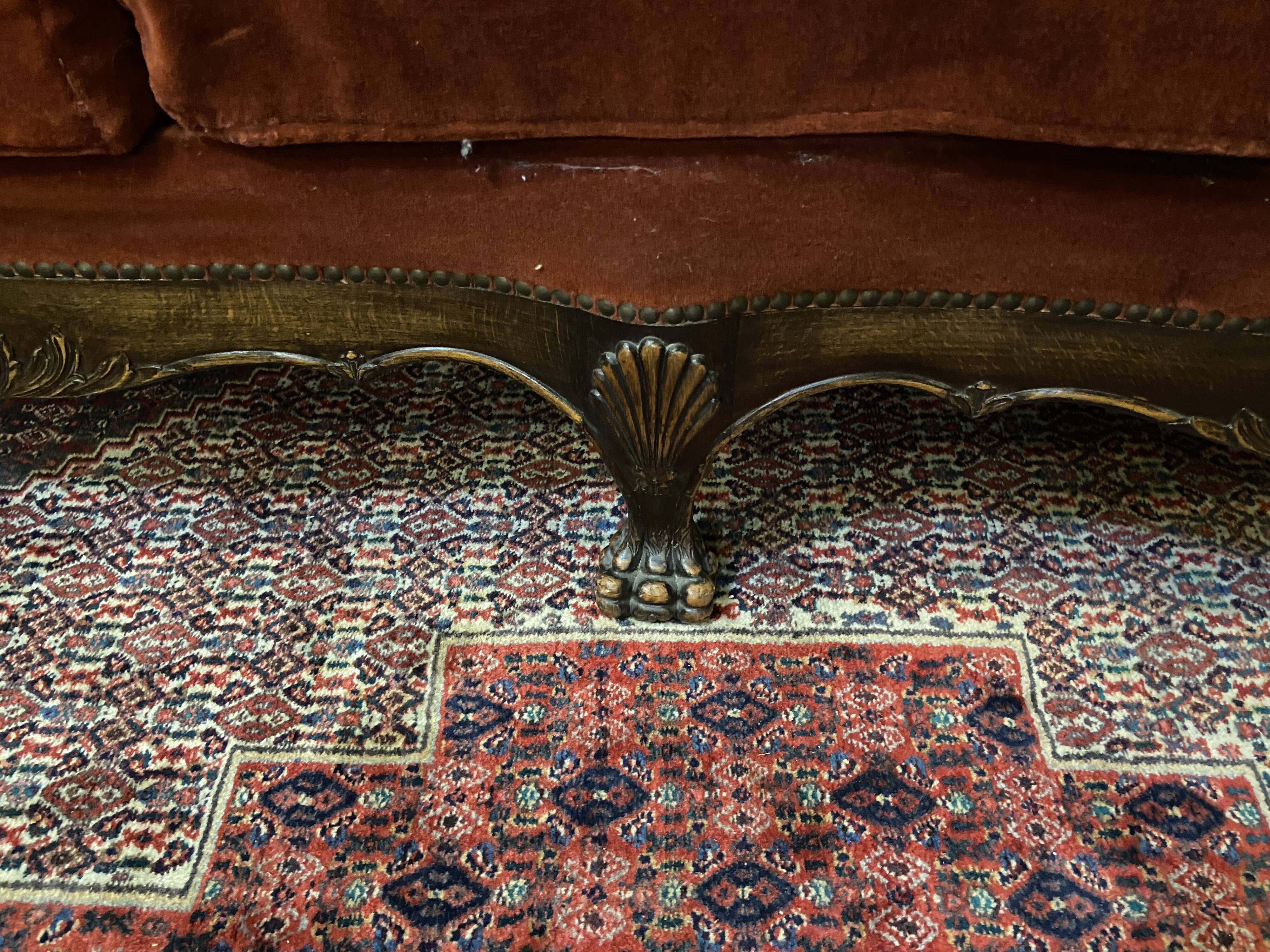 Salon baroque en velours bordeaux et bois