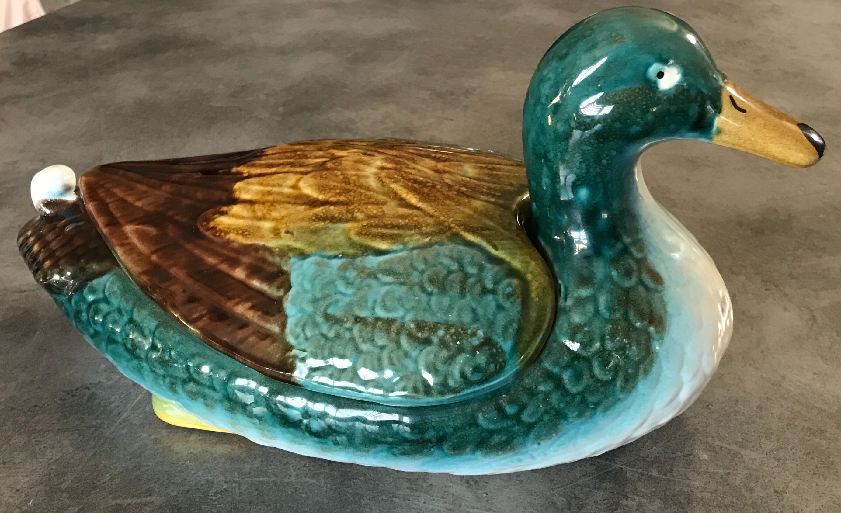 Soupière centrale, plat et couvercle en céramique émaillée polychrome, forme canard