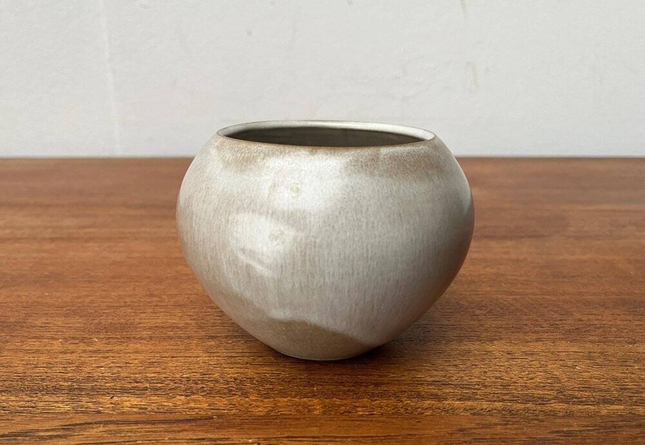 Mid-century German minimalist studio pottery vase by Hildegard and Peter Delius for Hamelner Kunsttöpferei, 1960s.