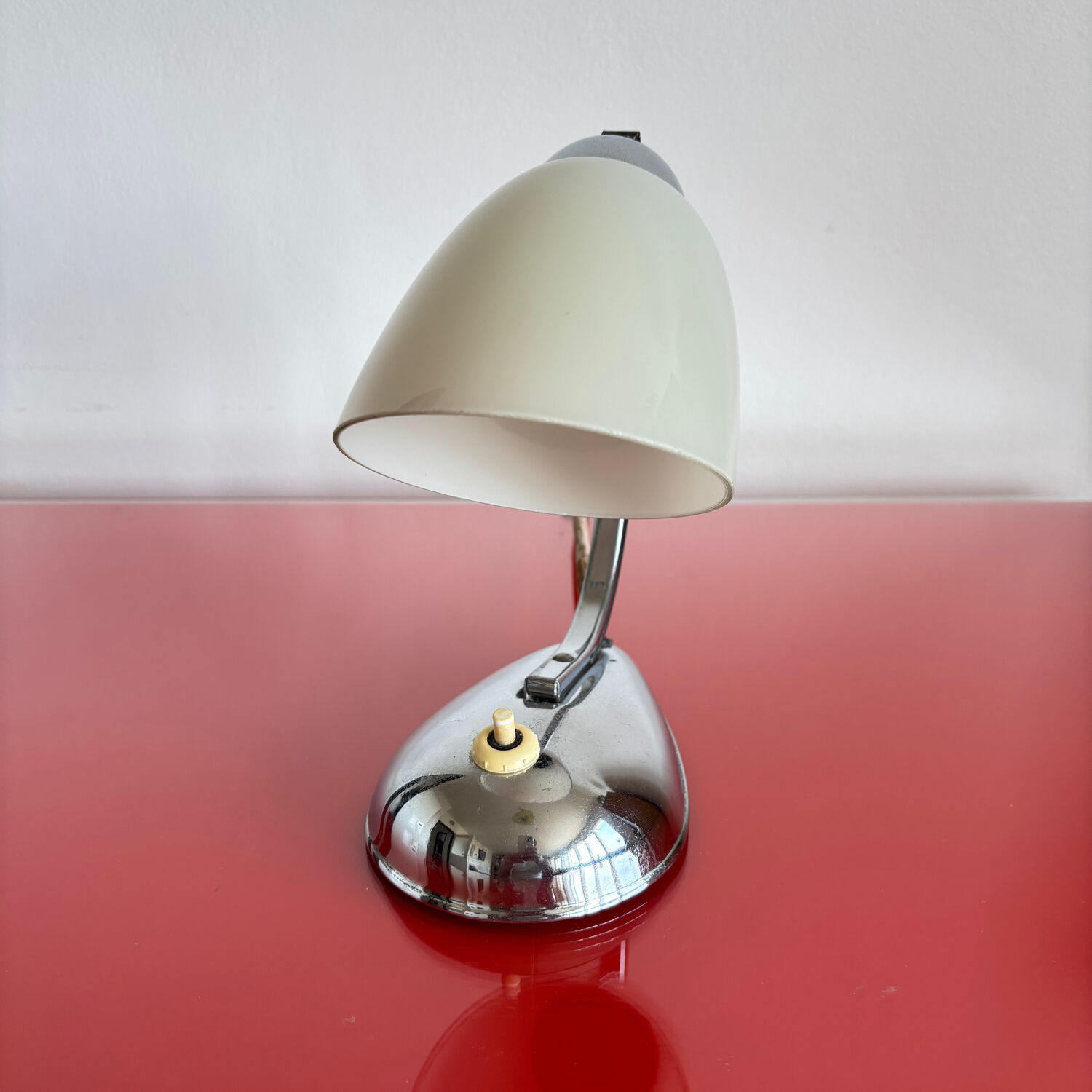 Functionalist table lamp